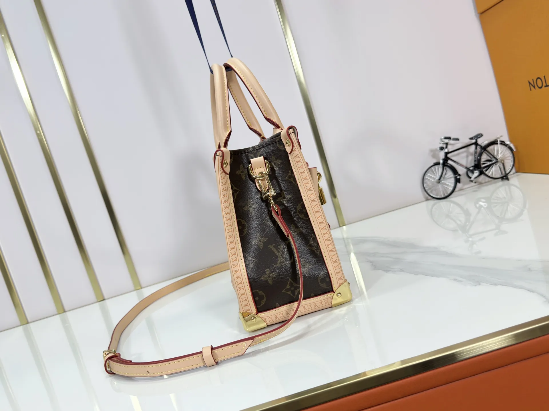 P300 upgraded original M13079 M45495 M45659 M44571 The Louis Vuitton x Murakami reissue series interprets the OnTheGo small handbag in a smart way. The colorful Monogram canvas body, cowhide leather trim and LV x TM key bag highlight the sophisticated style. The shiny corners recall the design of traditional Louis Vuitton luggage, and the shoulder strap and top handle allow for multiple carrying methods. Dimensions: 25.0 x 19.0 x 11.5 cm (length x height x width)