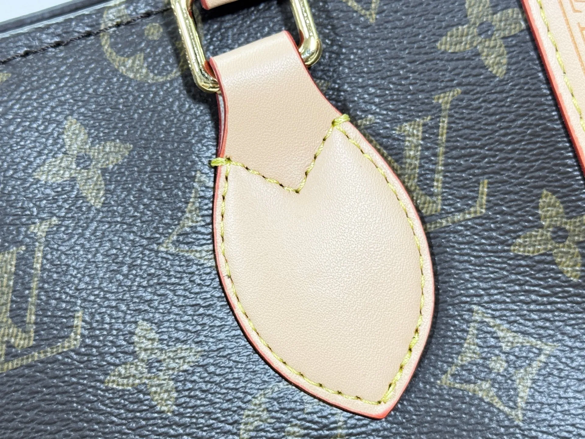 P300 upgraded original M13079 M45495 M45659 M44571 The Louis Vuitton x Murakami reissue series interprets the OnTheGo small handbag in a smart way. The colorful Monogram canvas body, cowhide leather trim and LV x TM key bag highlight the sophisticated style. The shiny corners recall the design of traditional Louis Vuitton luggage, and the shoulder strap and top handle allow for multiple carrying methods. Dimensions: 25.0 x 19.0 x 11.5 cm (length x height x width)