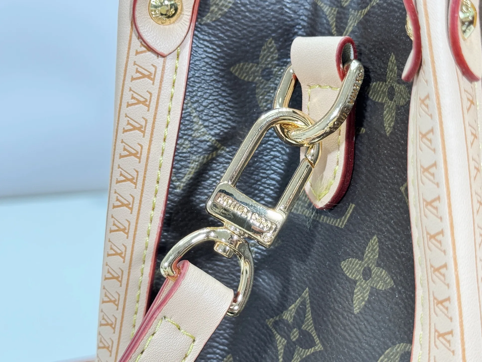 P300 upgraded original M13079 M45495 M45659 M44571 The Louis Vuitton x Murakami reissue series interprets the OnTheGo small handbag in a smart way. The colorful Monogram canvas body, cowhide leather trim and LV x TM key bag highlight the sophisticated style. The shiny corners recall the design of traditional Louis Vuitton luggage, and the shoulder strap and top handle allow for multiple carrying methods. Dimensions: 25.0 x 19.0 x 11.5 cm (length x height x width)