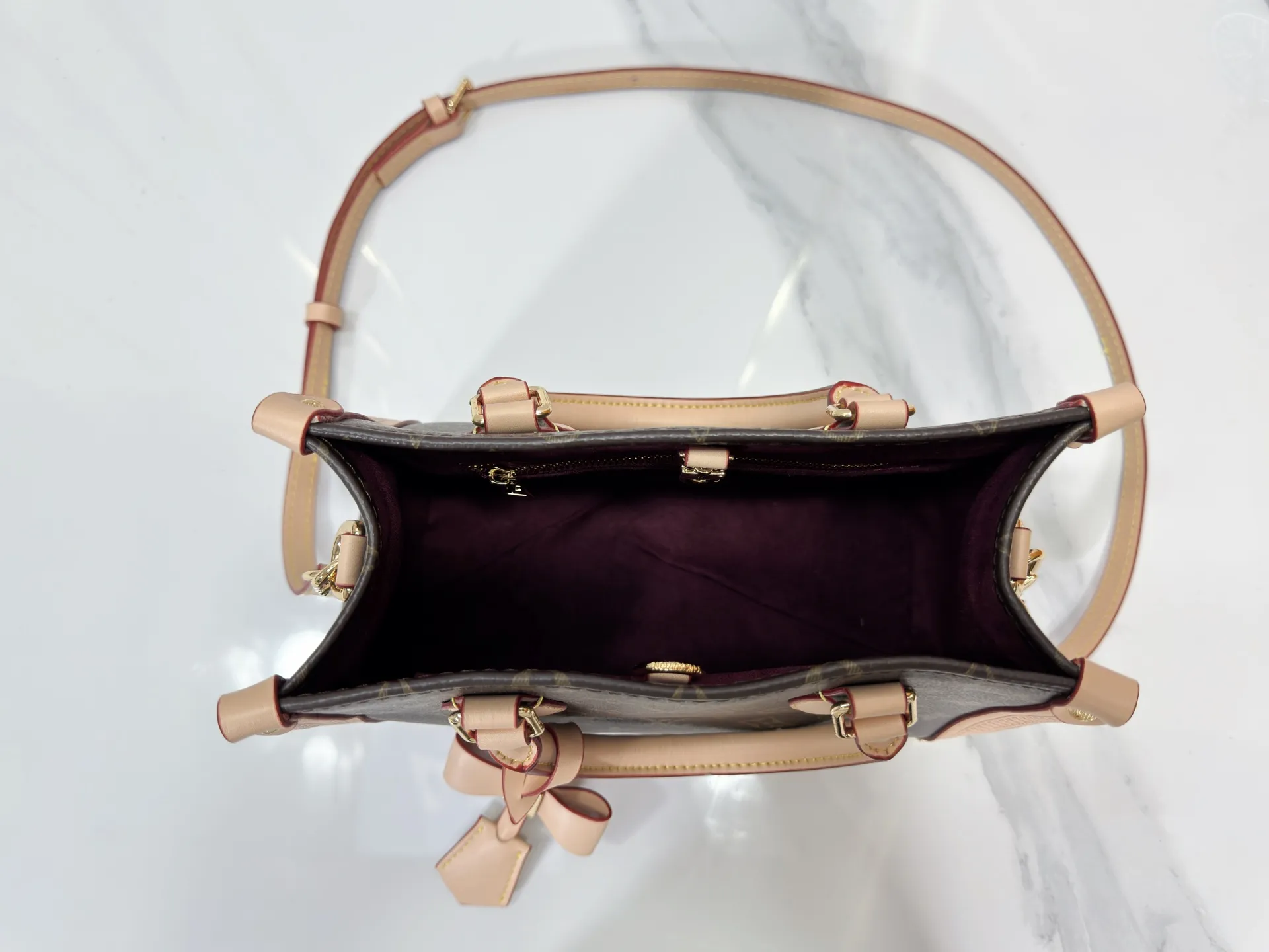 P300 upgraded original M13079 M45495 M45659 M44571 The Louis Vuitton x Murakami reissue series interprets the OnTheGo small handbag in a smart way. The colorful Monogram canvas body, cowhide leather trim and LV x TM key bag highlight the sophisticated style. The shiny corners recall the design of traditional Louis Vuitton luggage, and the shoulder strap and top handle allow for multiple carrying methods. Dimensions: 25.0 x 19.0 x 11.5 cm (length x height x width)