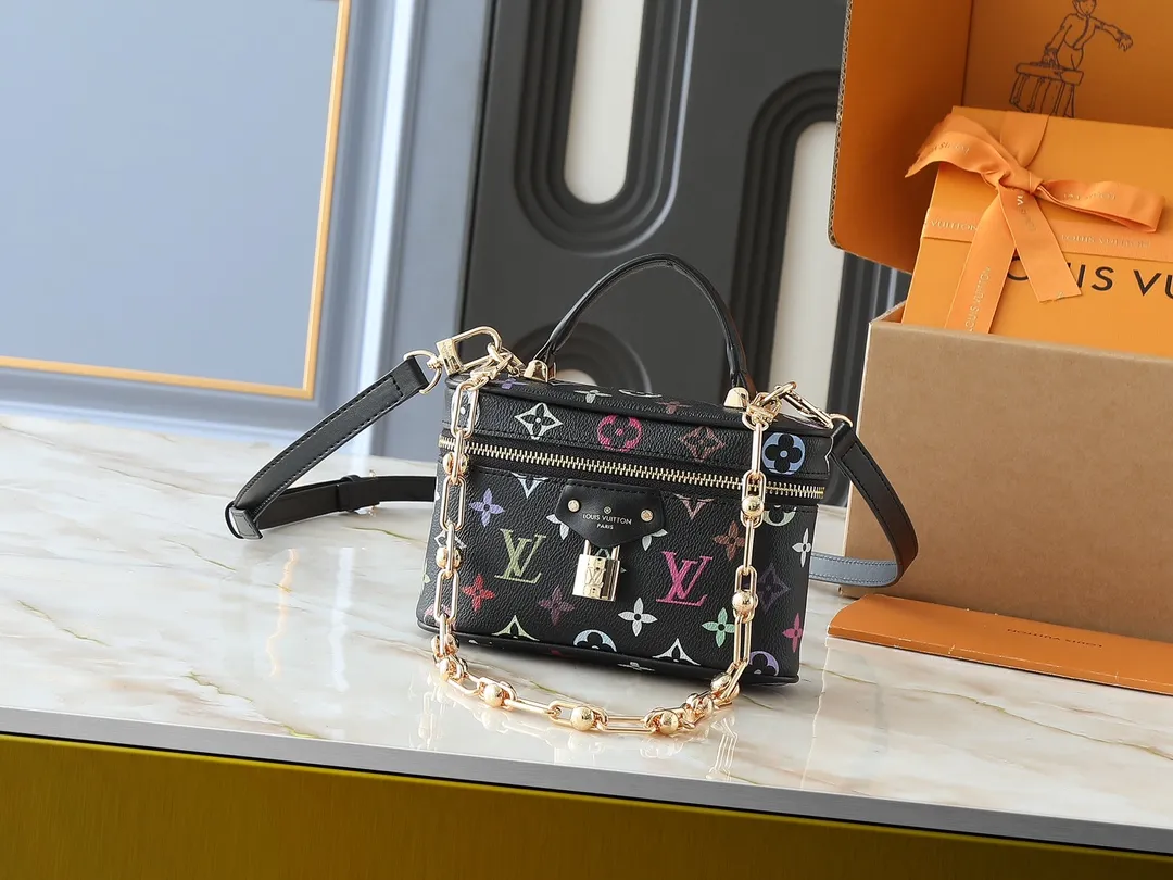 💰280💰Upgraded original M13662 This Vanity Pouch handbag is from the Louis Vuitton x Takashi Murakami reissue series, reinterpreting the brand's classic Monogram pattern with the artist's distinctive colors. Coated canvas is trimmed with calfskin, while a zipper closure, detachable chain and LV-engraved padlock add a metallic sheen. Dimensions: 11.5 x 6.5 x 19 cm (height x width x length)