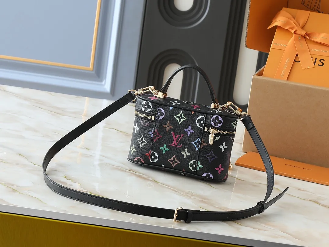 💰280💰Upgraded original M13662 This Vanity Pouch handbag is from the Louis Vuitton x Takashi Murakami reissue series, reinterpreting the brand's classic Monogram pattern with the artist's distinctive colors. Coated canvas is trimmed with calfskin, while a zipper closure, detachable chain and LV-engraved padlock add a metallic sheen. Dimensions: 11.5 x 6.5 x 19 cm (height x width x length)
