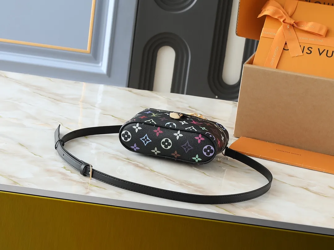 💰280💰Upgraded original M13662 This Vanity Pouch handbag is from the Louis Vuitton x Takashi Murakami reissue series, reinterpreting the brand's classic Monogram pattern with the artist's distinctive colors. Coated canvas is trimmed with calfskin, while a zipper closure, detachable chain and LV-engraved padlock add a metallic sheen. Dimensions: 11.5 x 6.5 x 19 cm (height x width x length)