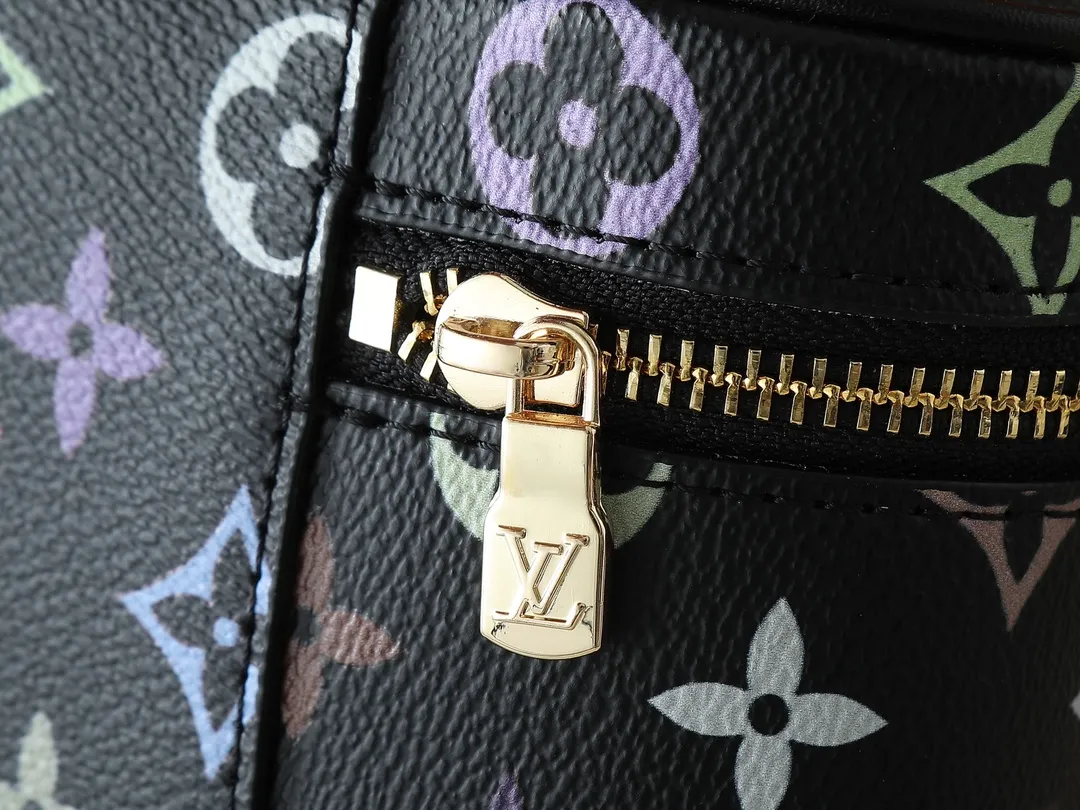 💰280💰Upgraded original M13662 This Vanity Pouch handbag is from the Louis Vuitton x Takashi Murakami reissue series, reinterpreting the brand's classic Monogram pattern with the artist's distinctive colors. Coated canvas is trimmed with calfskin, while a zipper closure, detachable chain and LV-engraved padlock add a metallic sheen. Dimensions: 11.5 x 6.5 x 19 cm (height x width x length)