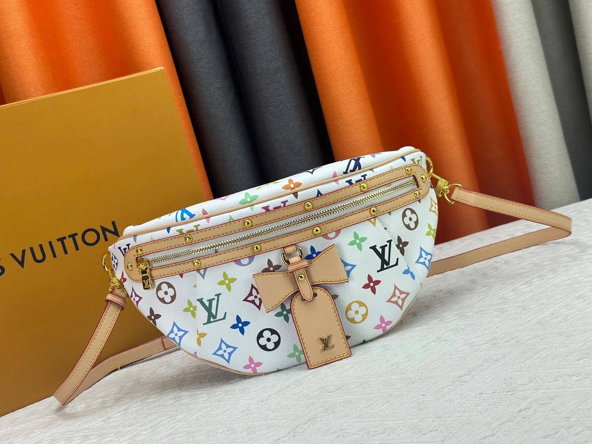 P260 Upgraded original M13660 [HIGH RISE waist bag] M46784 M43644 (Sancai-Takashi Murakami) High Rise LT waist bag is made of soft Monogram coated canvas to create a close-fitting configuration, and the thin design can be placed inside the jacket. The cowhide leather has a detachable name tag and can be tied with a fabric shoulder strap for a sporty look. Dimensions: 16 x 8 x 38 cm