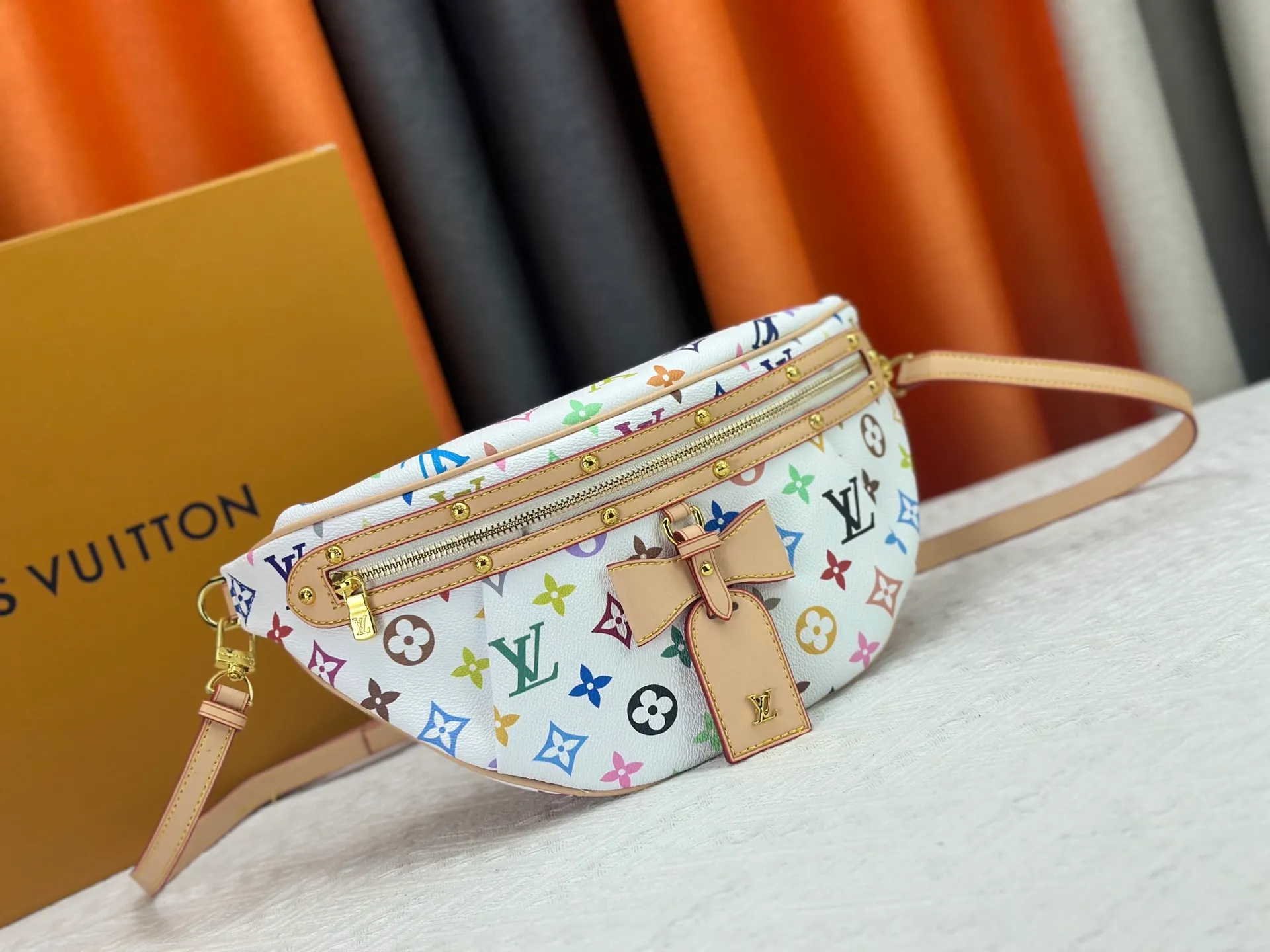 P260 Upgraded original M13660 [HIGH RISE waist bag] M46784 M43644 (Sancai-Takashi Murakami) High Rise LT waist bag is made of soft Monogram coated canvas to create a close-fitting configuration, and the thin design can be placed inside the jacket. The cowhide leather has a detachable name tag and can be tied with a fabric shoulder strap for a sporty look. Dimensions: 16 x 8 x 38 cm