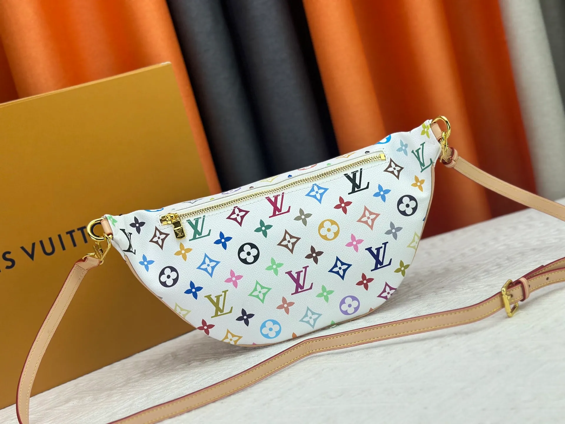P260 Upgraded original M13660 [HIGH RISE waist bag] M46784 M43644 (Sancai-Takashi Murakami) High Rise LT waist bag is made of soft Monogram coated canvas to create a close-fitting configuration, and the thin design can be placed inside the jacket. The cowhide leather has a detachable name tag and can be tied with a fabric shoulder strap for a sporty look. Dimensions: 16 x 8 x 38 cm