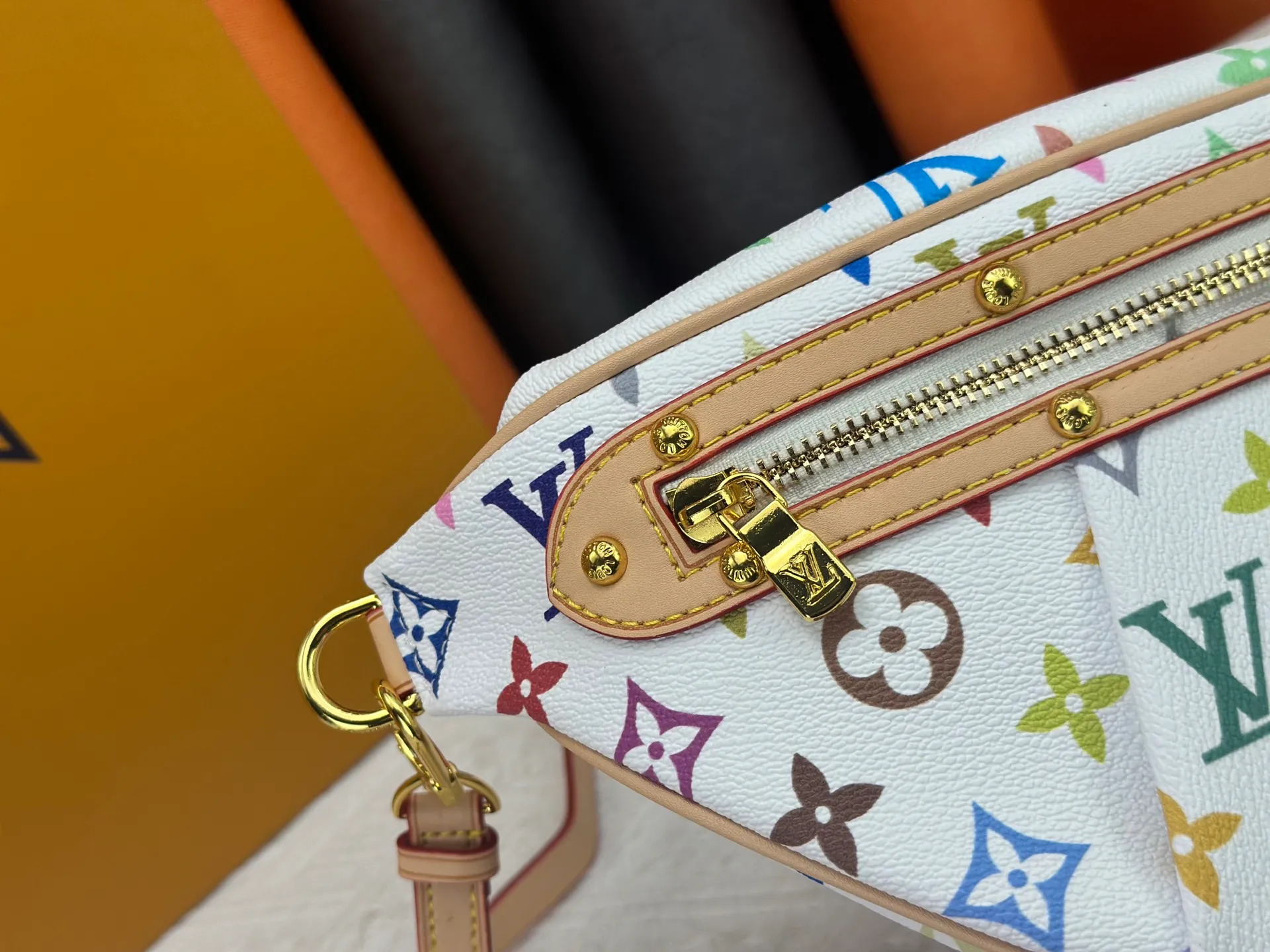P260 Upgraded original M13660 [HIGH RISE waist bag] M46784 M43644 (Sancai-Takashi Murakami) High Rise LT waist bag is made of soft Monogram coated canvas to create a close-fitting configuration, and the thin design can be placed inside the jacket. The cowhide leather has a detachable name tag and can be tied with a fabric shoulder strap for a sporty look. Dimensions: 16 x 8 x 38 cm