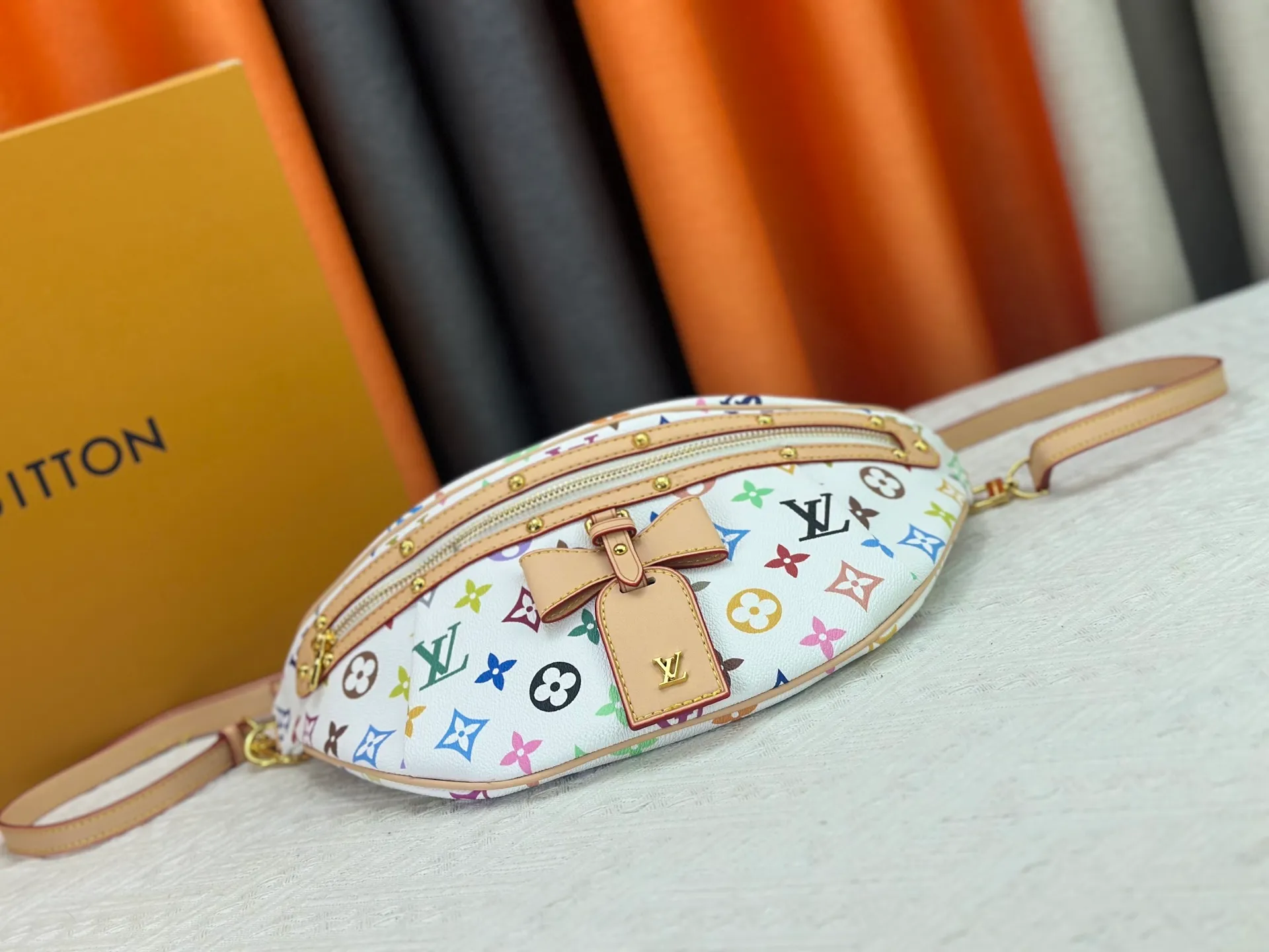 P260 Upgraded original M13660 [HIGH RISE waist bag] M46784 M43644 (Sancai-Takashi Murakami) High Rise LT waist bag is made of soft Monogram coated canvas to create a close-fitting configuration, and the thin design can be placed inside the jacket. The cowhide leather has a detachable name tag and can be tied with a fabric shoulder strap for a sporty look. Dimensions: 16 x 8 x 38 cm