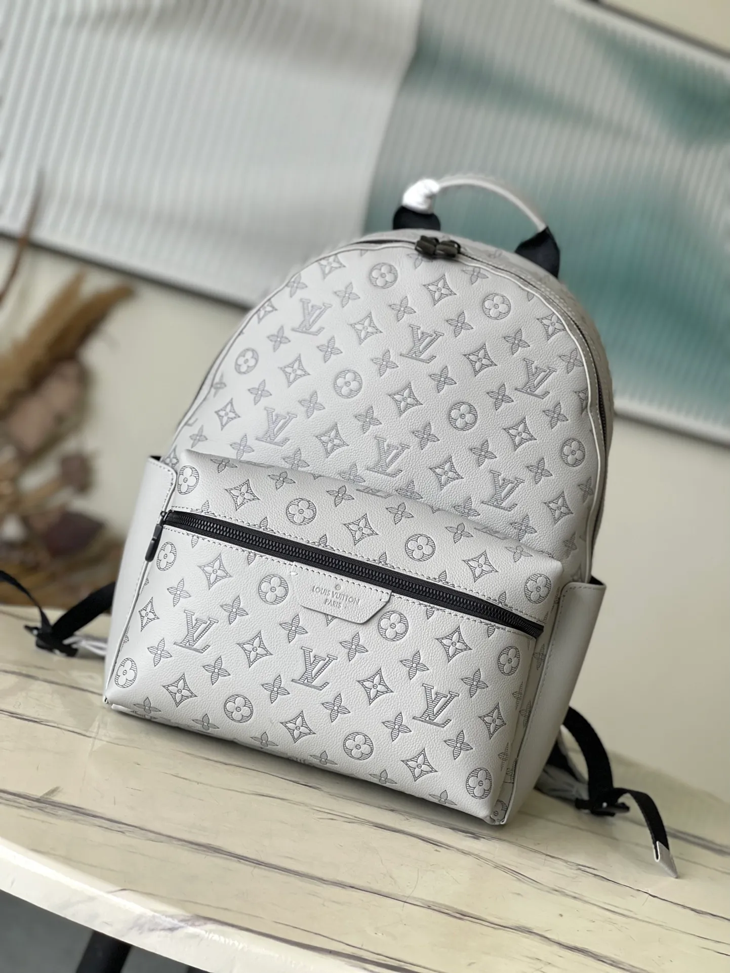 💰1240 (top layer leather) top original M46557 full leather This Discovery backpack is made of Monogram embossed cow leather to create a soft and close-fitting structure, supplemented by the calm atmosphere of metal parts. The outer bag makes it easy to access and store accompanying items, while the inner bag allows for orderly storage. Dimensions: 29 x 38 x 20 cm