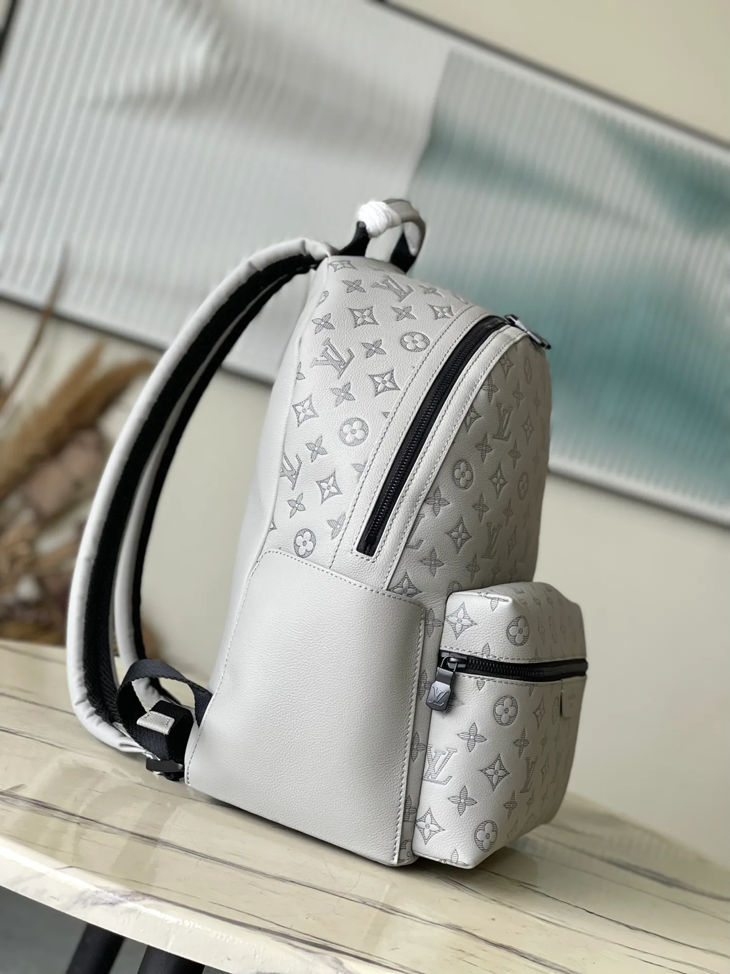 💰1240 (top layer leather) top original M46557 full leather This Discovery backpack is made of Monogram embossed cow leather to create a soft and close-fitting structure, supplemented by the calm atmosphere of metal parts. The outer bag makes it easy to access and store accompanying items, while the inner bag allows for orderly storage. Dimensions: 29 x 38 x 20 cm