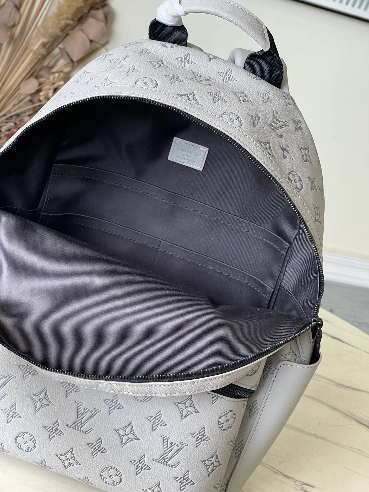 💰1240 (top layer leather) top original M46557 full leather This Discovery backpack is made of Monogram embossed cow leather to create a soft and close-fitting structure, supplemented by the calm atmosphere of metal parts. The outer bag makes it easy to access and store accompanying items, while the inner bag allows for orderly storage. Dimensions: 29 x 38 x 20 cm