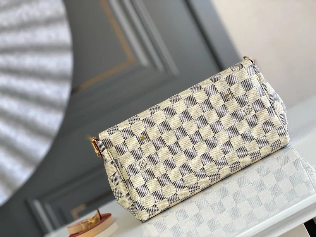 💰640 Top original order N41275 FAVORITE MM This Favorite MM handbag is the darling of fashionable women. It is sewn with bright Damier Azur canvas and is suitable for morning and evening occasions. The bag can be used as a clutch, or can be carried as a short shoulder bag using the gold chain strap, while the leather shoulder strap can be easily carried cross-body. An engraved metal plaque on the front conceals a clever magnetic closure for safe access. Details 26 x 15 x 4 cm (length x height x width) Damier Azur coated canvas Natural cowhide leather trim Textile lining Gold-tone hardware Magnetic flap closure Internal patch pocket Shoulder strap: non-detachable, not adjustable Strap vertical height: 52.0 cm Chain strap: detachable
