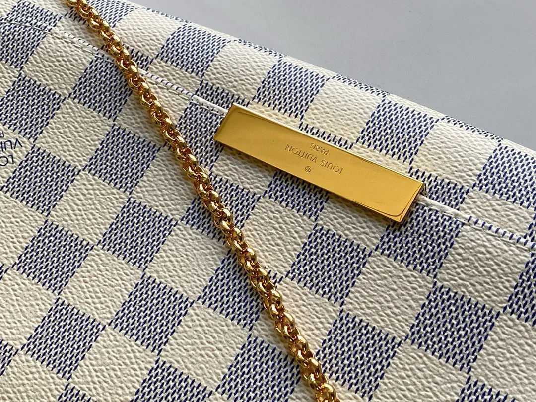 💰640 Top original order N41275 FAVORITE MM This Favorite MM handbag is the darling of fashionable women. It is sewn with bright Damier Azur canvas and is suitable for morning and evening occasions. The bag can be used as a clutch, or can be carried as a short shoulder bag using the gold chain strap, while the leather shoulder strap can be easily carried cross-body. An engraved metal plaque on the front conceals a clever magnetic closure for safe access. Details 26 x 15 x 4 cm (length x height x width) Damier Azur coated canvas Natural cowhide leather trim Textile lining Gold-tone hardware Magnetic flap closure Internal patch pocket Shoulder strap: non-detachable, not adjustable Strap vertical height: 52.0 cm Chain strap: detachable