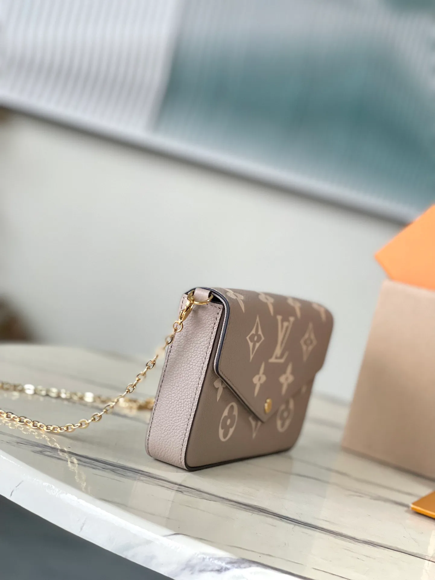 💰740 (top layer leather) top original order M69977 gray. Support counter inspection. Photos taken of duty-free goods are consistent with the product without unpacking. This product is an exclusive duty-free product in the market and is the highest-end product. Inspection is supported. This product has passed strict inspection and is flawless. Please wear gloves when touching the product. This product is not returnable or exchangeable. Please confirm the product first and then remove the label on the handle. This product is temporarily not open to the public, only regular customers, and is in short supply. Dimensions: 25 x 14.5 x 4.5 cm