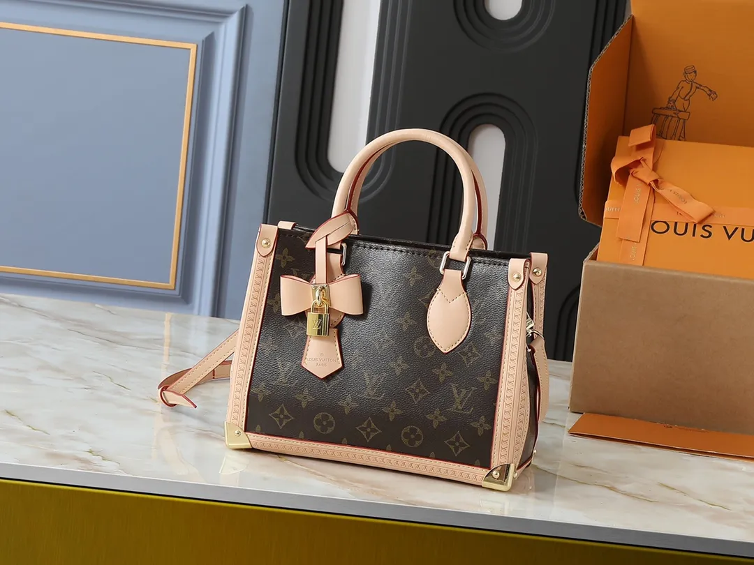 💰300💰Upgraded from the original M13079 M45495 M45659 M44571, the Louis Vuitton x Murakami reissue series interprets the OnTheGo small handbag in a smart way. The colorful Monogram canvas body, cowhide leather trim and LV x TM key bag highlight the sophisticated style. The shiny corners recall the design of traditional Louis Vuitton luggage, and the shoulder strap and top handle allow for multiple carrying methods. Dimensions: 25.0 x 19.0 x 11.5 cm (length x height x width)