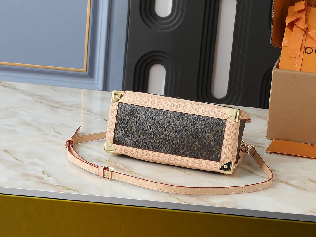 💰300💰Upgraded from the original M13079 M45495 M45659 M44571, the Louis Vuitton x Murakami reissue series interprets the OnTheGo small handbag in a smart way. The colorful Monogram canvas body, cowhide leather trim and LV x TM key bag highlight the sophisticated style. The shiny corners recall the design of traditional Louis Vuitton luggage, and the shoulder strap and top handle allow for multiple carrying methods. Dimensions: 25.0 x 19.0 x 11.5 cm (length x height x width)
