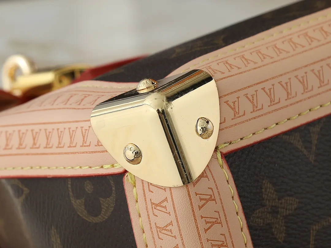 💰300💰Upgraded from the original M13079 M45495 M45659 M44571, the Louis Vuitton x Murakami reissue series interprets the OnTheGo small handbag in a smart way. The colorful Monogram canvas body, cowhide leather trim and LV x TM key bag highlight the sophisticated style. The shiny corners recall the design of traditional Louis Vuitton luggage, and the shoulder strap and top handle allow for multiple carrying methods. Dimensions: 25.0 x 19.0 x 11.5 cm (length x height x width)