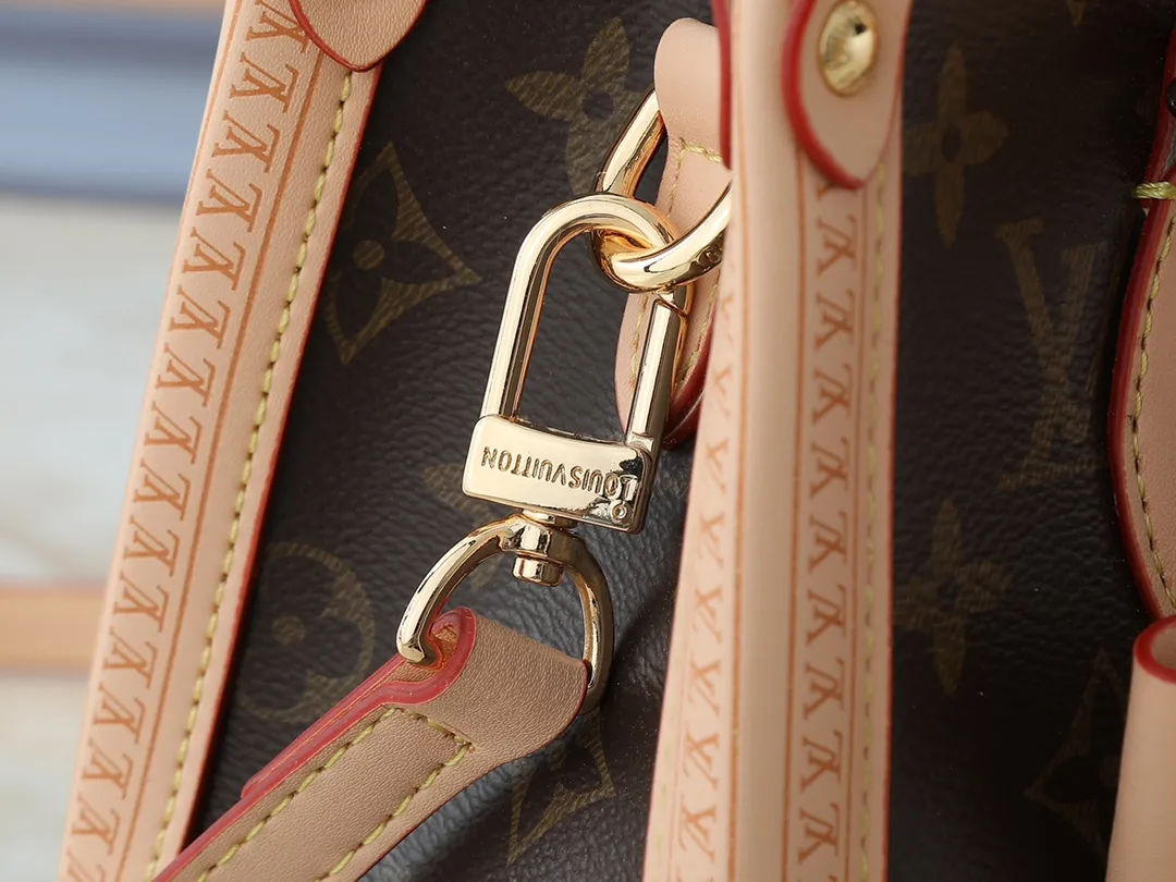 💰300💰Upgraded from the original M13079 M45495 M45659 M44571, the Louis Vuitton x Murakami reissue series interprets the OnTheGo small handbag in a smart way. The colorful Monogram canvas body, cowhide leather trim and LV x TM key bag highlight the sophisticated style. The shiny corners recall the design of traditional Louis Vuitton luggage, and the shoulder strap and top handle allow for multiple carrying methods. Dimensions: 25.0 x 19.0 x 11.5 cm (length x height x width)