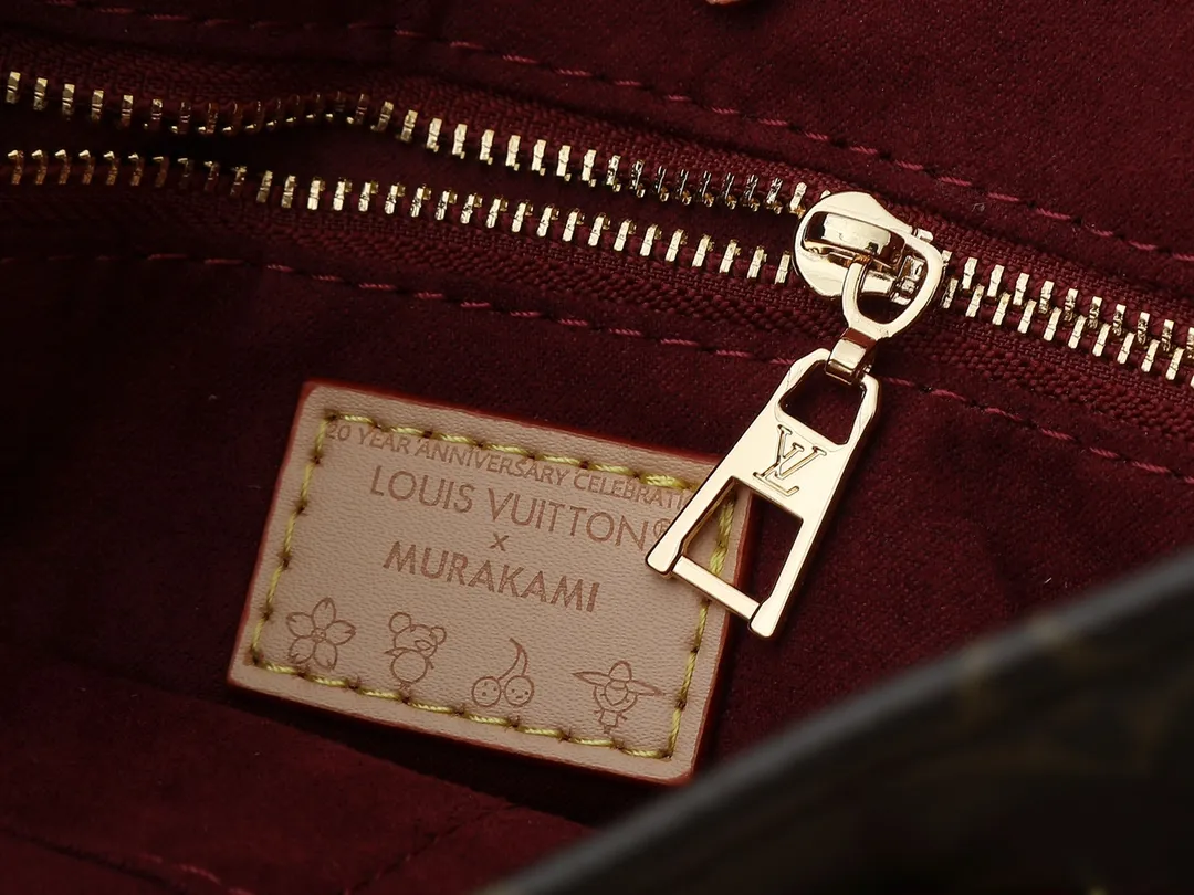 💰300💰Upgraded from the original M13079 M45495 M45659 M44571, the Louis Vuitton x Murakami reissue series interprets the OnTheGo small handbag in a smart way. The colorful Monogram canvas body, cowhide leather trim and LV x TM key bag highlight the sophisticated style. The shiny corners recall the design of traditional Louis Vuitton luggage, and the shoulder strap and top handle allow for multiple carrying methods. Dimensions: 25.0 x 19.0 x 11.5 cm (length x height x width)