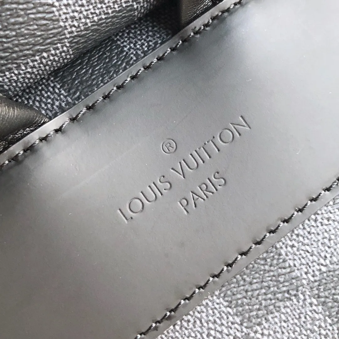 💰1040 Actual photos of the top original item 😍😍 N40005 ZACK Backpack This sports-style coated canvas Zack backpack is full of capacity and shows classic Louis Vuitton style. The flap, drawstring and metal buckle are all classic Louis. Vuitton design elements. - 45 x 30 x 20cm (Length x Height x Width) - Exterior in Louis Vuitton specially coated canvas - Textile lining - Cowhide leather trim - Silver metal hardware - Top handle - 2 leather shoulder straps - Flap + drawstring + buckle - 1 lined interior compartment - 1 double interior patch pocket.