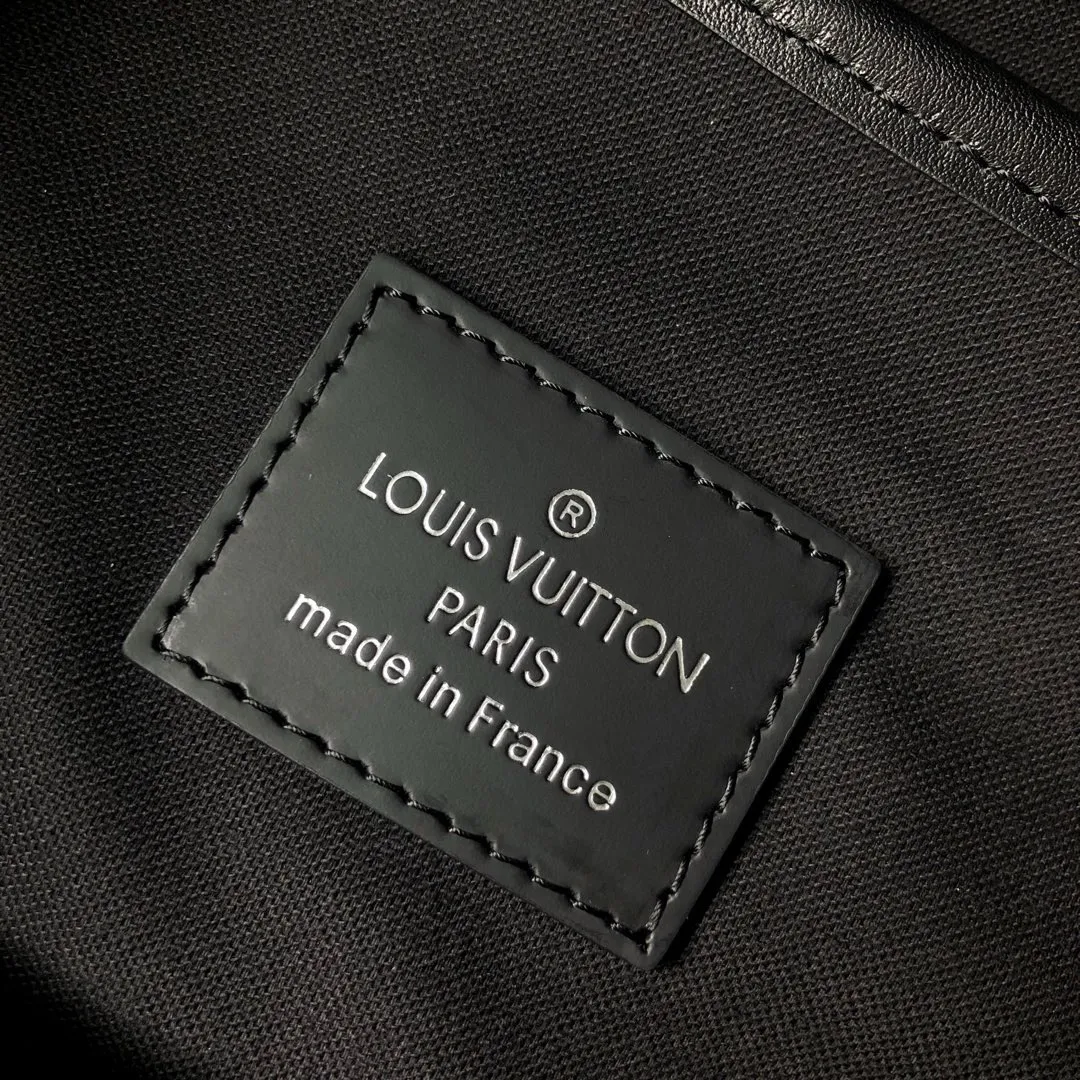 💰1040 Actual photos of the top original item 😍😍 N40005 ZACK Backpack This sports-style coated canvas Zack backpack is full of capacity and shows classic Louis Vuitton style. The flap, drawstring and metal buckle are all classic Louis. Vuitton design elements. - 45 x 30 x 20cm (Length x Height x Width) - Exterior in Louis Vuitton specially coated canvas - Textile lining - Cowhide leather trim - Silver metal hardware - Top handle - 2 leather shoulder straps - Flap + drawstring + buckle - 1 lined interior compartment - 1 double interior patch pocket.