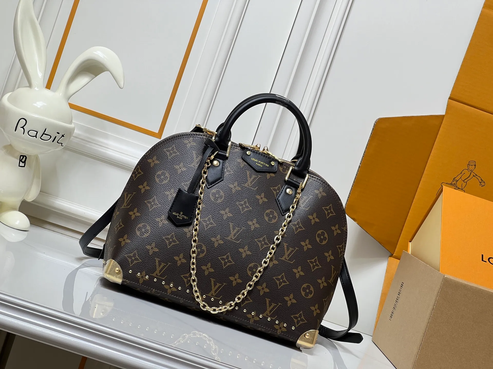 Batch 300💰Upgraded original M27216 M26084 M27812 M28032 M53152 M53151 Trunk series welcomes the contemporary new model of Alma small handbag, paying tribute to the brand's travel heritage with exquisite metal parts. The bag is made of Monogram canvas with calfskin trim and features dazzling corners and a signature padlock framed with a leather patch. This easy-to-wear design can be worn by hand or on a chain. Dimensions: 31 x 25 x 16 (cm) ((length x height x width)