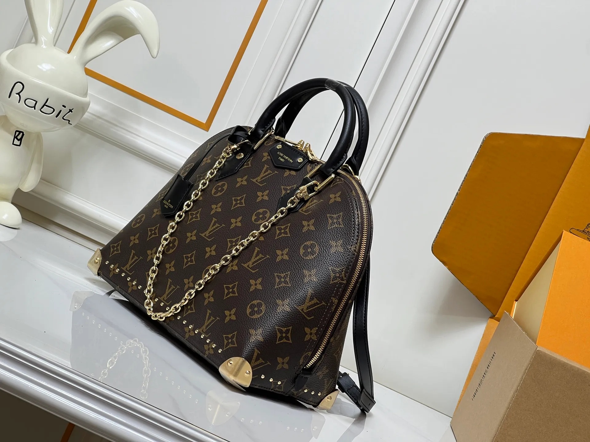 Batch 300💰Upgraded original M27216 M26084 M27812 M28032 M53152 M53151 Trunk series welcomes the contemporary new model of Alma small handbag, paying tribute to the brand's travel heritage with exquisite metal parts. The bag is made of Monogram canvas with calfskin trim and features dazzling corners and a signature padlock framed with a leather patch. This easy-to-wear design can be worn by hand or on a chain. Dimensions: 31 x 25 x 16 (cm) ((length x height x width)