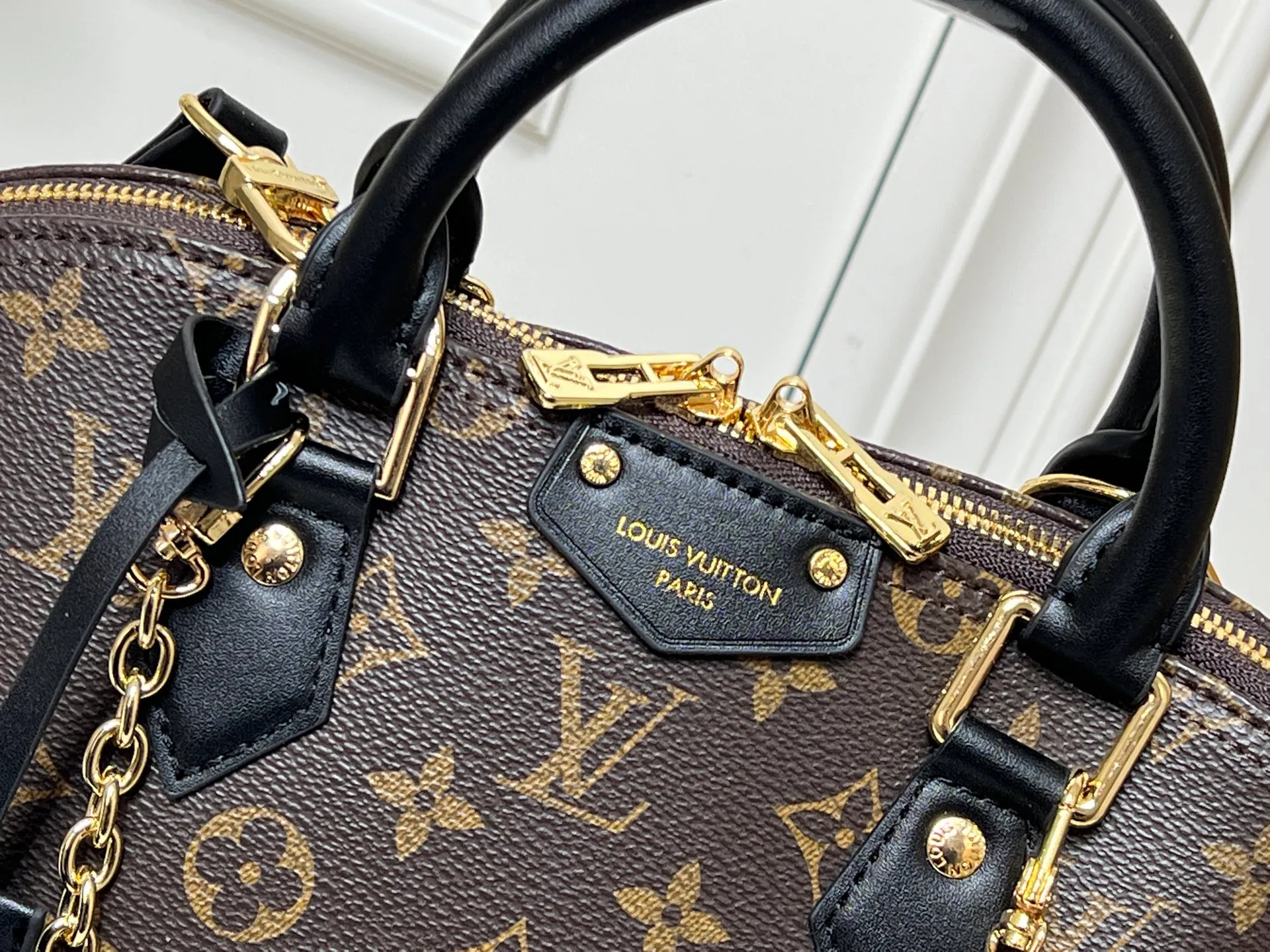 Batch 300💰Upgraded original M27216 M26084 M27812 M28032 M53152 M53151 Trunk series welcomes the contemporary new model of Alma small handbag, paying tribute to the brand's travel heritage with exquisite metal parts. The bag is made of Monogram canvas with calfskin trim and features dazzling corners and a signature padlock framed with a leather patch. This easy-to-wear design can be worn by hand or on a chain. Dimensions: 31 x 25 x 16 (cm) ((length x height x width)