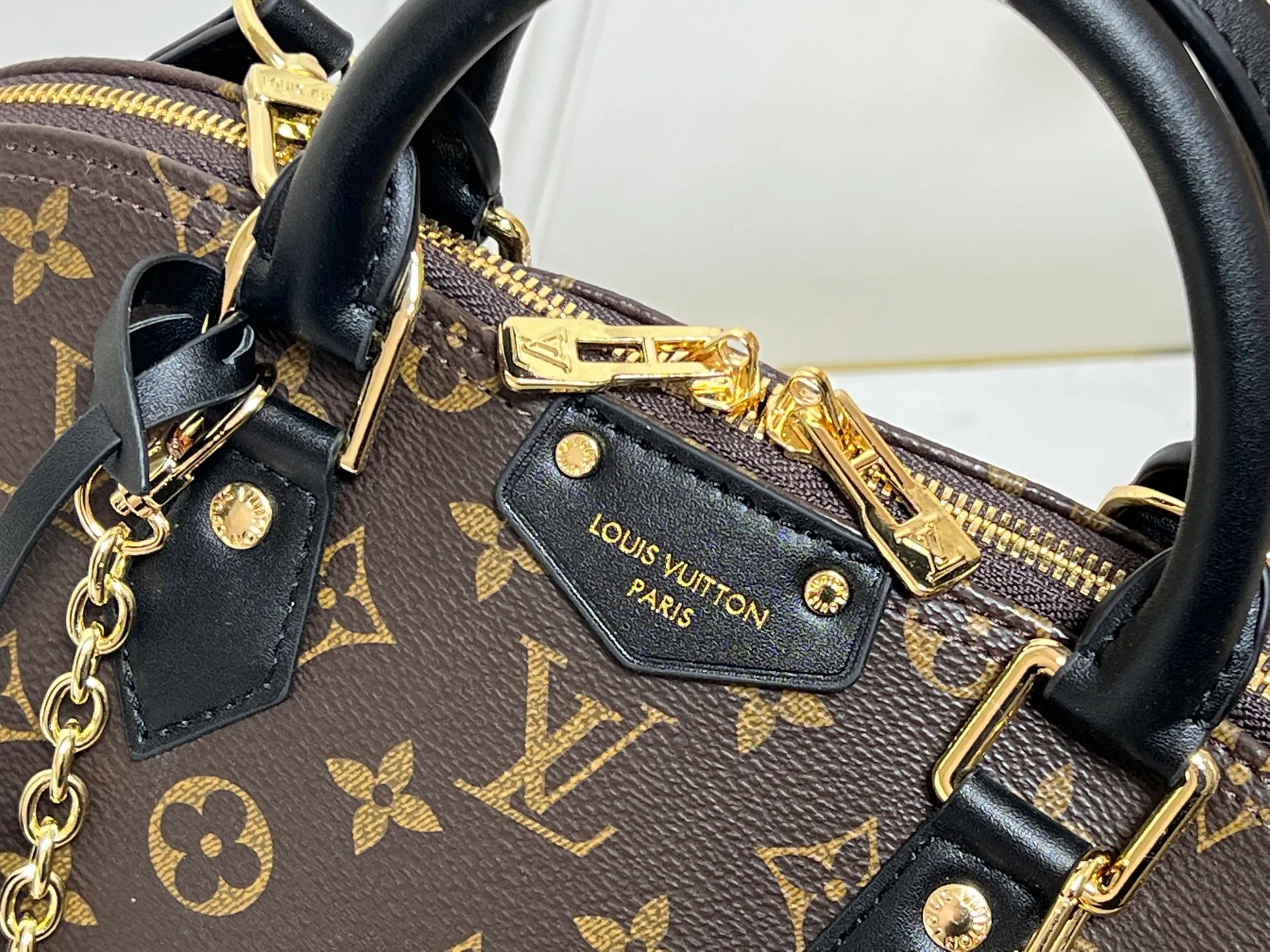 Batch 300💰Upgraded original M27216 M26084 M27812 M28032 M53152 M53151 Trunk series welcomes the contemporary new model of Alma small handbag, paying tribute to the brand's travel heritage with exquisite metal parts. The bag is made of Monogram canvas with calfskin trim and features dazzling corners and a signature padlock framed with a leather patch. This easy-to-wear design can be worn by hand or on a chain. Dimensions: 31 x 25 x 16 (cm) ((length x height x width)