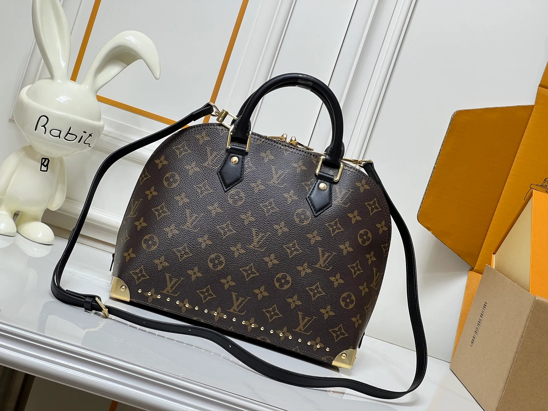Batch 300💰Upgraded original M27216 M26084 M27812 M28032 M53152 M53151 Trunk series welcomes the contemporary new model of Alma small handbag, paying tribute to the brand's travel heritage with exquisite metal parts. The bag is made of Monogram canvas with calfskin trim and features dazzling corners and a signature padlock framed with a leather patch. This easy-to-wear design can be worn by hand or on a chain. Dimensions: 31 x 25 x 16 (cm) ((length x height x width)