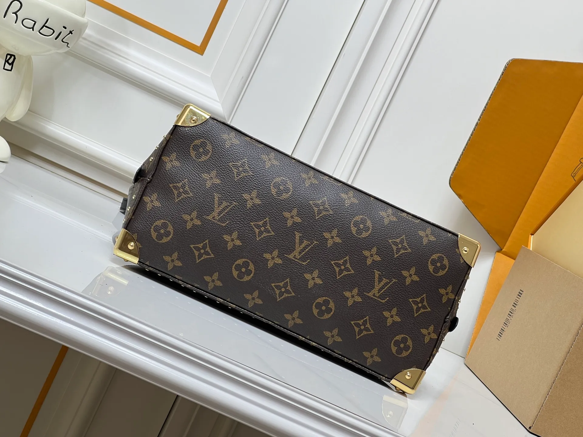 Batch 300💰Upgraded original M27216 M26084 M27812 M28032 M53152 M53151 Trunk series welcomes the contemporary new model of Alma small handbag, paying tribute to the brand's travel heritage with exquisite metal parts. The bag is made of Monogram canvas with calfskin trim and features dazzling corners and a signature padlock framed with a leather patch. This easy-to-wear design can be worn by hand or on a chain. Dimensions: 31 x 25 x 16 (cm) ((length x height x width)