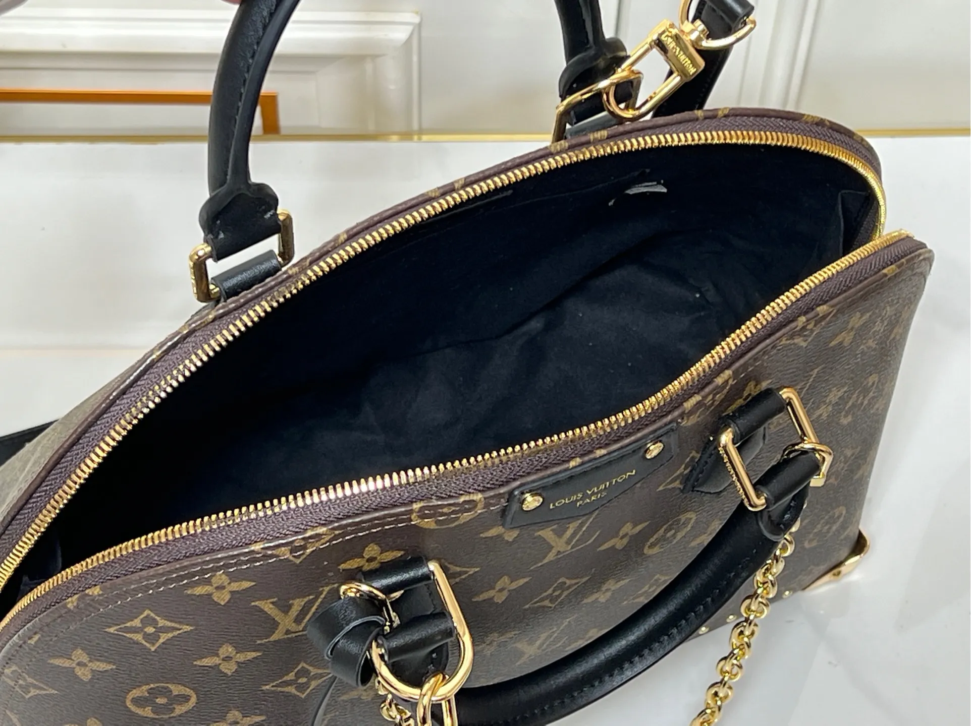 Batch 300💰Upgraded original M27216 M26084 M27812 M28032 M53152 M53151 Trunk series welcomes the contemporary new model of Alma small handbag, paying tribute to the brand's travel heritage with exquisite metal parts. The bag is made of Monogram canvas with calfskin trim and features dazzling corners and a signature padlock framed with a leather patch. This easy-to-wear design can be worn by hand or on a chain. Dimensions: 31 x 25 x 16 (cm) ((length x height x width)