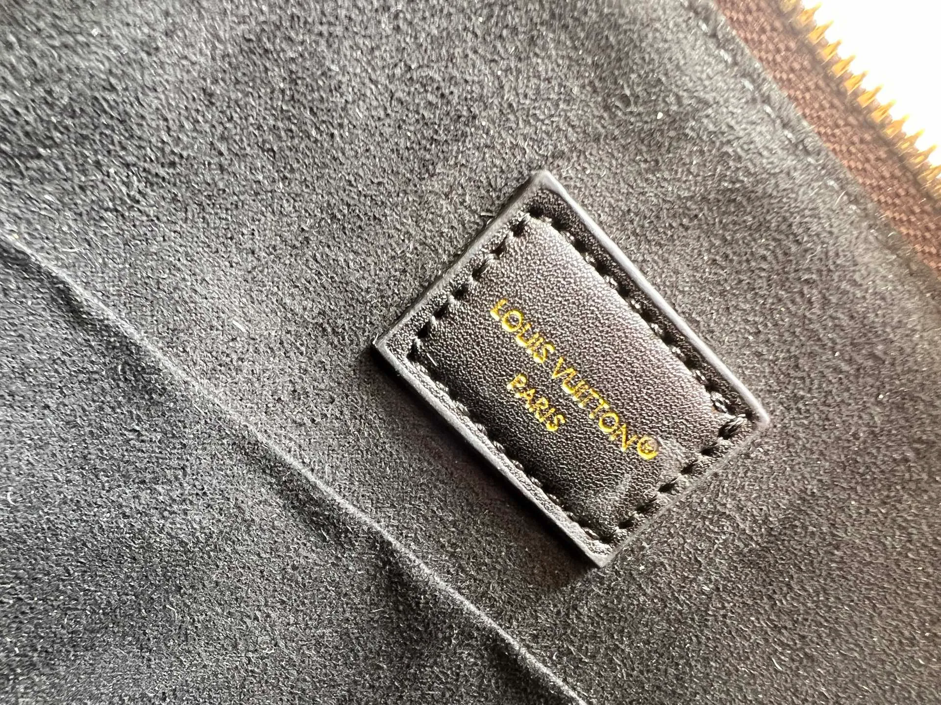 Batch 300💰Upgraded original M27216 M26084 M27812 M28032 M53152 M53151 Trunk series welcomes the contemporary new model of Alma small handbag, paying tribute to the brand's travel heritage with exquisite metal parts. The bag is made of Monogram canvas with calfskin trim and features dazzling corners and a signature padlock framed with a leather patch. This easy-to-wear design can be worn by hand or on a chain. Dimensions: 31 x 25 x 16 (cm) ((length x height x width)