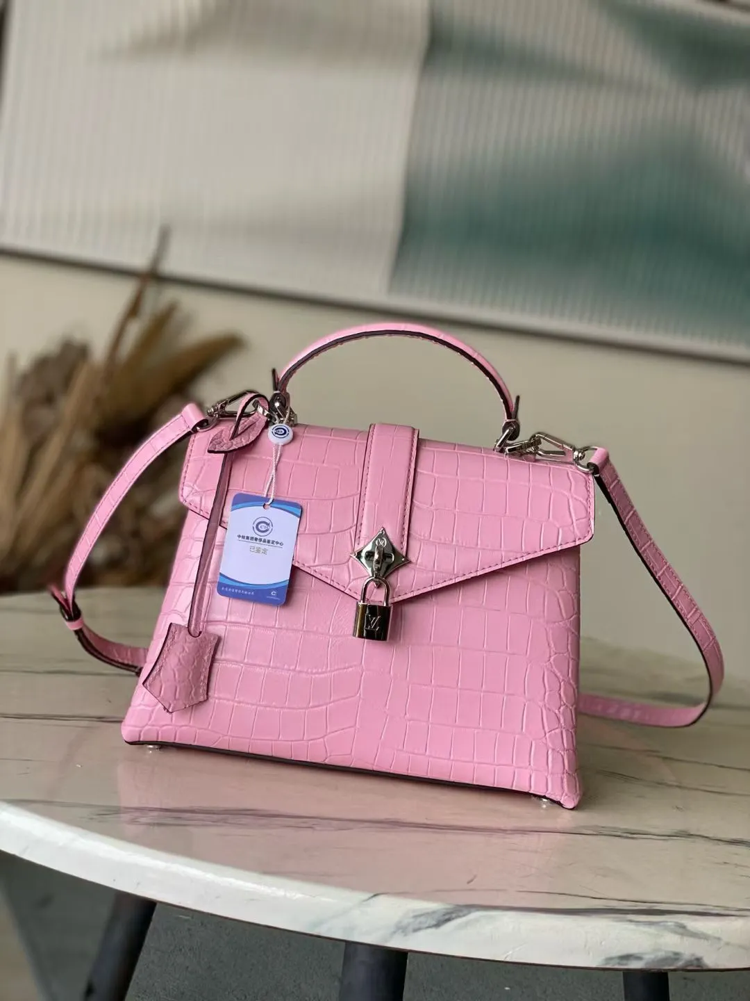 💰2200 "Special Original Leather" N80432 Crocodile Pink Medium Rose des Vents medium handbag is made of smooth and grained calfskin to outline elegant lines, and is embellished with a golden LV padlock to shine. Use the top handle and removable and adjustable shoulder strap to create an elegant elbow or practical cross-body style for everyday travel. Dimensions: length 27 width 11 height 19