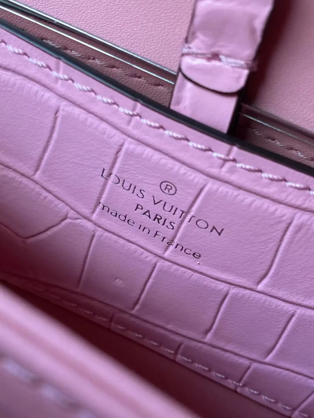 💰2200 "Special Original Leather" N80432 Crocodile Pink Medium Rose des Vents medium handbag is made of smooth and grained calfskin to outline elegant lines, and is embellished with a golden LV padlock to shine. Use the top handle and removable and adjustable shoulder strap to create an elegant elbow or practical cross-body style for everyday travel. Dimensions: length 27 width 11 height 19