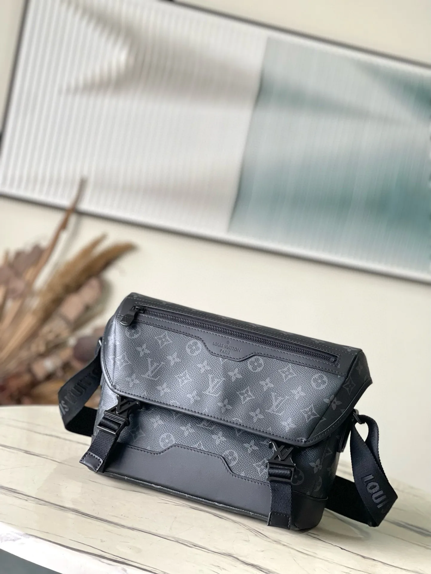💰1080 Top Original M12517 Black Flower This Voyager small messenger bag is made of Monogram Shadow cow leather, inspired by retro school bags. The new LV buckle brings a convenient experience, the adjustable shoulder strap allows for comfortable carrying, and there is ample space to store tablets, chargers, notepads and other daily needs. Dimensions: 33 × 22.5 × 11 cm