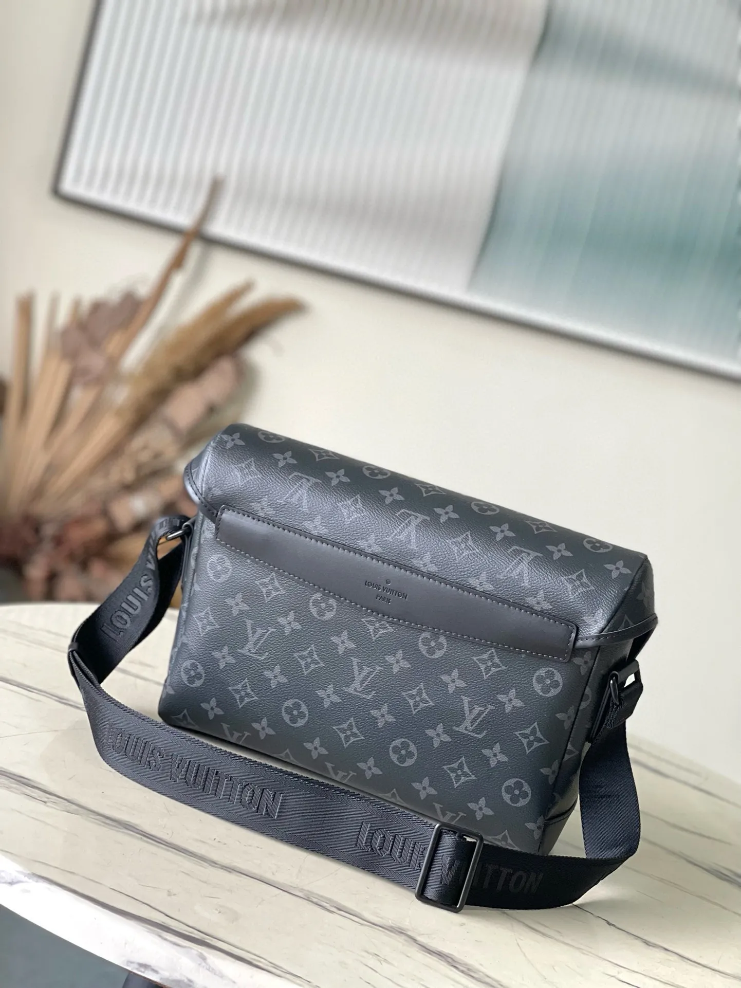 💰1080 Top Original M12517 Black Flower This Voyager small messenger bag is made of Monogram Shadow cow leather, inspired by retro school bags. The new LV buckle brings a convenient experience, the adjustable shoulder strap allows for comfortable carrying, and there is ample space to store tablets, chargers, notepads and other daily needs. Dimensions: 33 × 22.5 × 11 cm