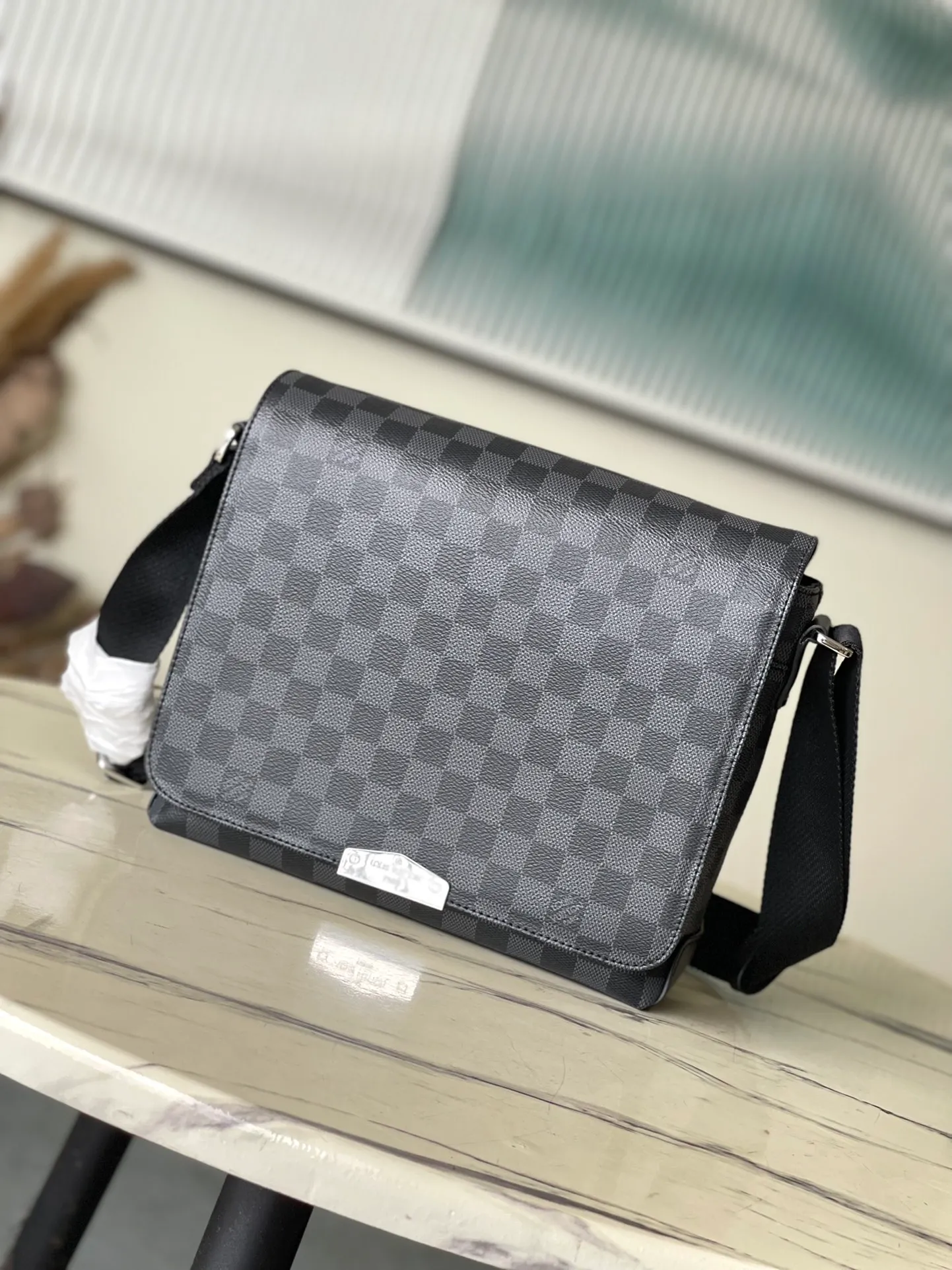 💰760 Top Original N40349 Small District Small Messenger Bag continues its elegant details, light texture and ample space, making it a functional and trendy choice in daily life. Dimensions: 25 x 22 x 7 cm