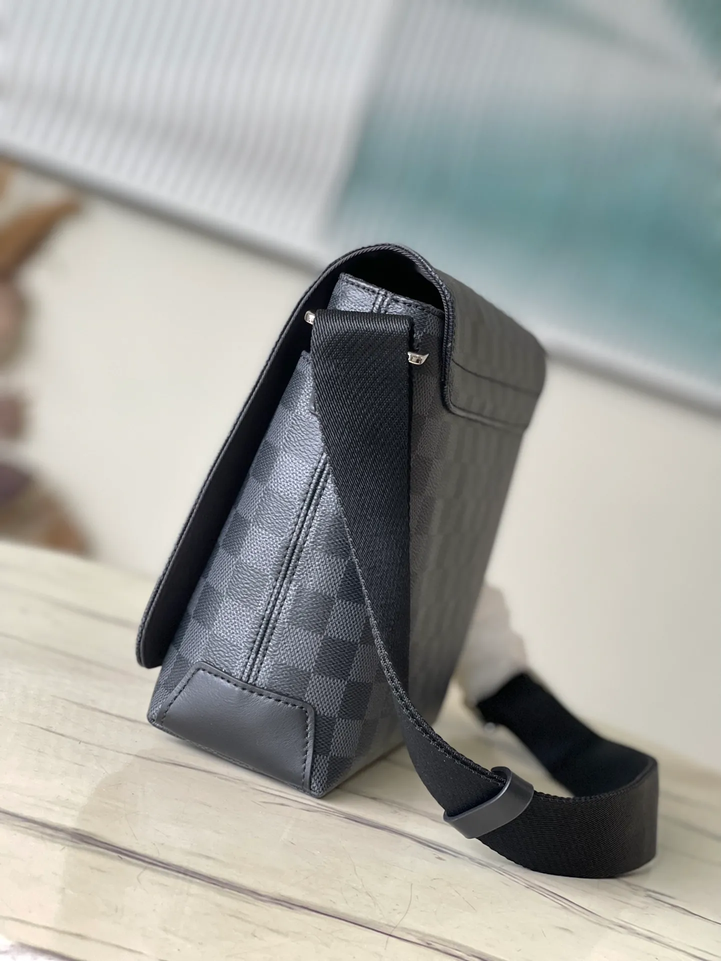 💰760 Top Original N40349 Small District Small Messenger Bag continues its elegant details, light texture and ample space, making it a functional and trendy choice in daily life. Dimensions: 25 x 22 x 7 cm