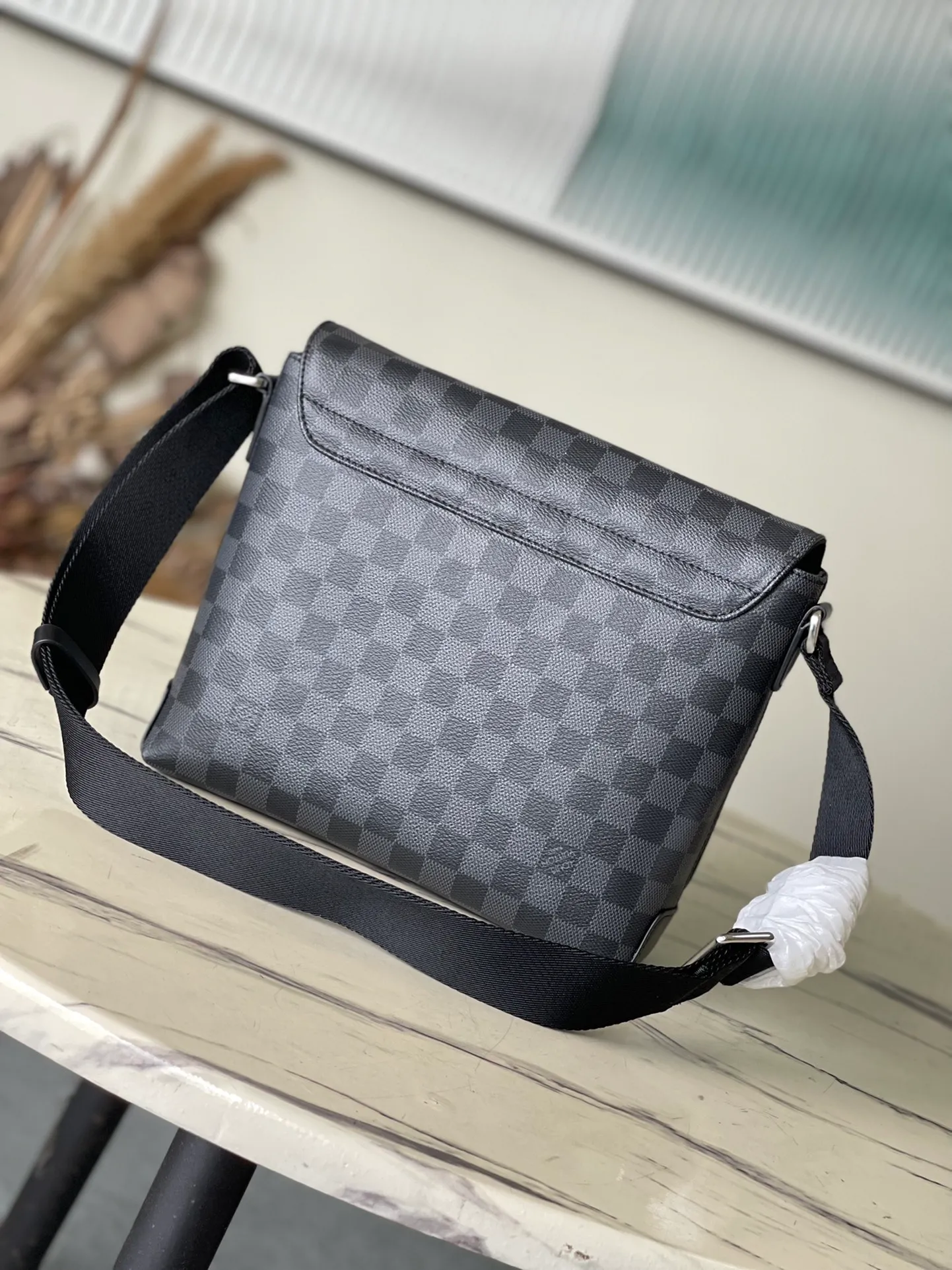 💰760 Top Original N40349 Small District Small Messenger Bag continues its elegant details, light texture and ample space, making it a functional and trendy choice in daily life. Dimensions: 25 x 22 x 7 cm