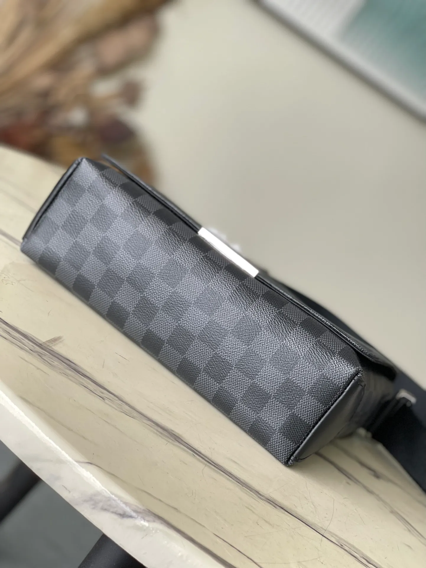 💰760 Top Original N40349 Small District Small Messenger Bag continues its elegant details, light texture and ample space, making it a functional and trendy choice in daily life. Dimensions: 25 x 22 x 7 cm