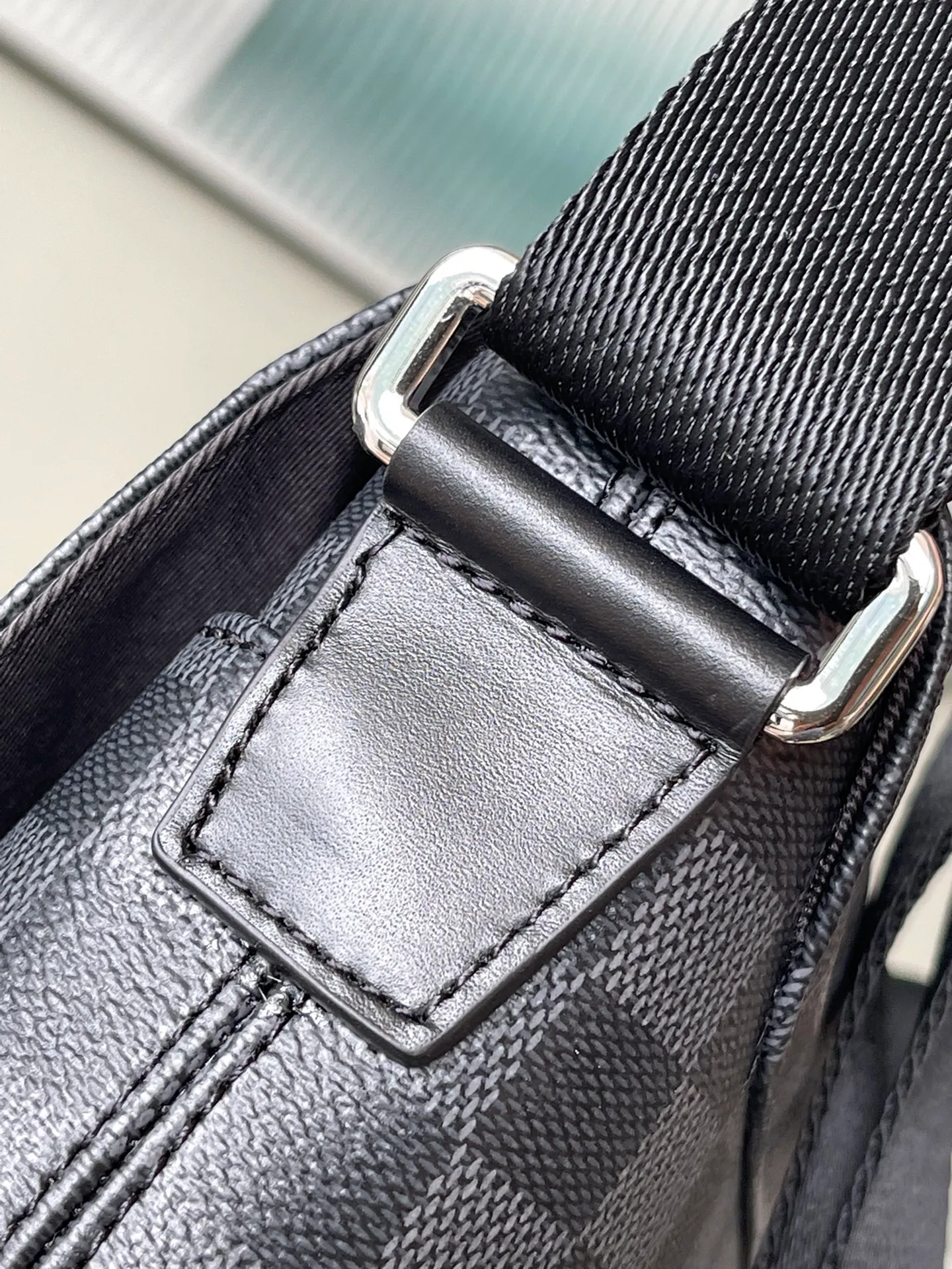 💰760 Top Original N40349 Small District Small Messenger Bag continues its elegant details, light texture and ample space, making it a functional and trendy choice in daily life. Dimensions: 25 x 22 x 7 cm