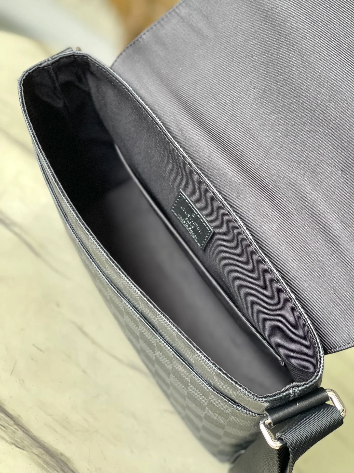 💰760 Top Original N40349 Small District Small Messenger Bag continues its elegant details, light texture and ample space, making it a functional and trendy choice in daily life. Dimensions: 25 x 22 x 7 cm