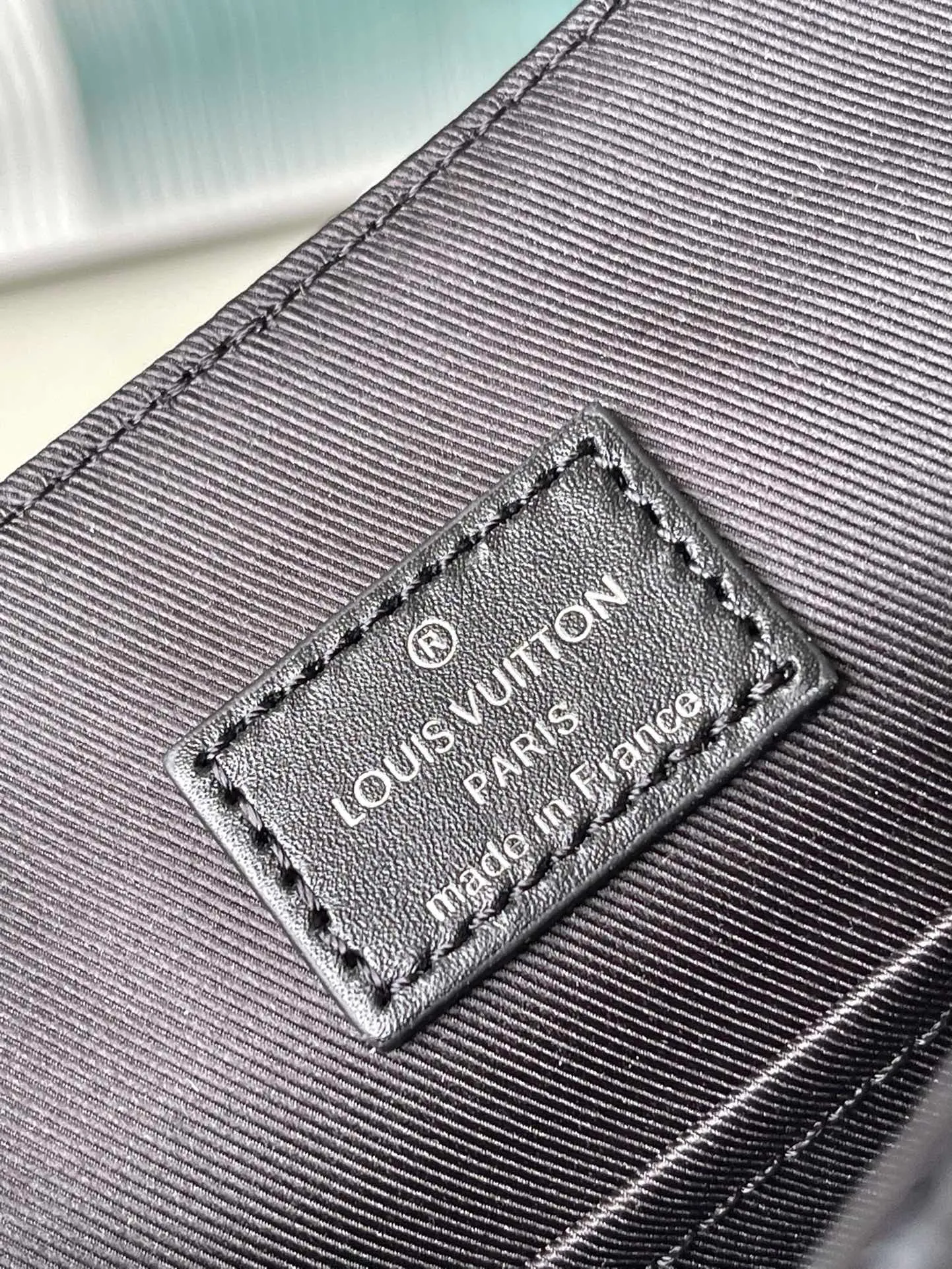 💰760 Top Original N40349 Small District Small Messenger Bag continues its elegant details, light texture and ample space, making it a functional and trendy choice in daily life. Dimensions: 25 x 22 x 7 cm