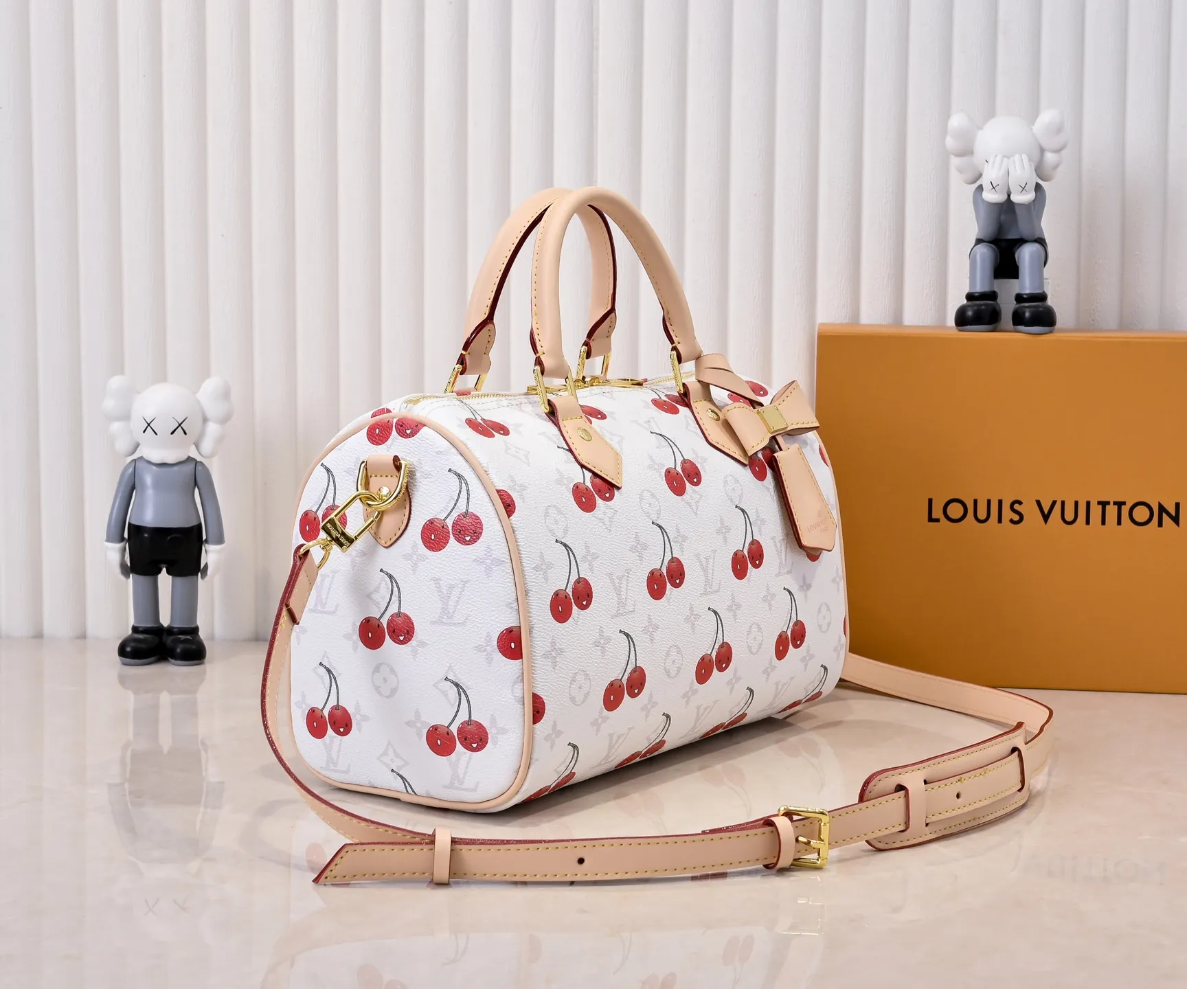 Batch 360💰M17089 M40391 Louis Vuitton collaborated with Japanese M artist Takashi Murakami for the first time in 2003 and launched the classic "Color Monogram" series, which immediately caused a trend storm. The "Cherry Series" launched in 2005 is based on Murakami's design, integrating cherry elements into LV's classic Monogram canvas, showing the perfect combination of art and fashion. Size: 30x21x17
