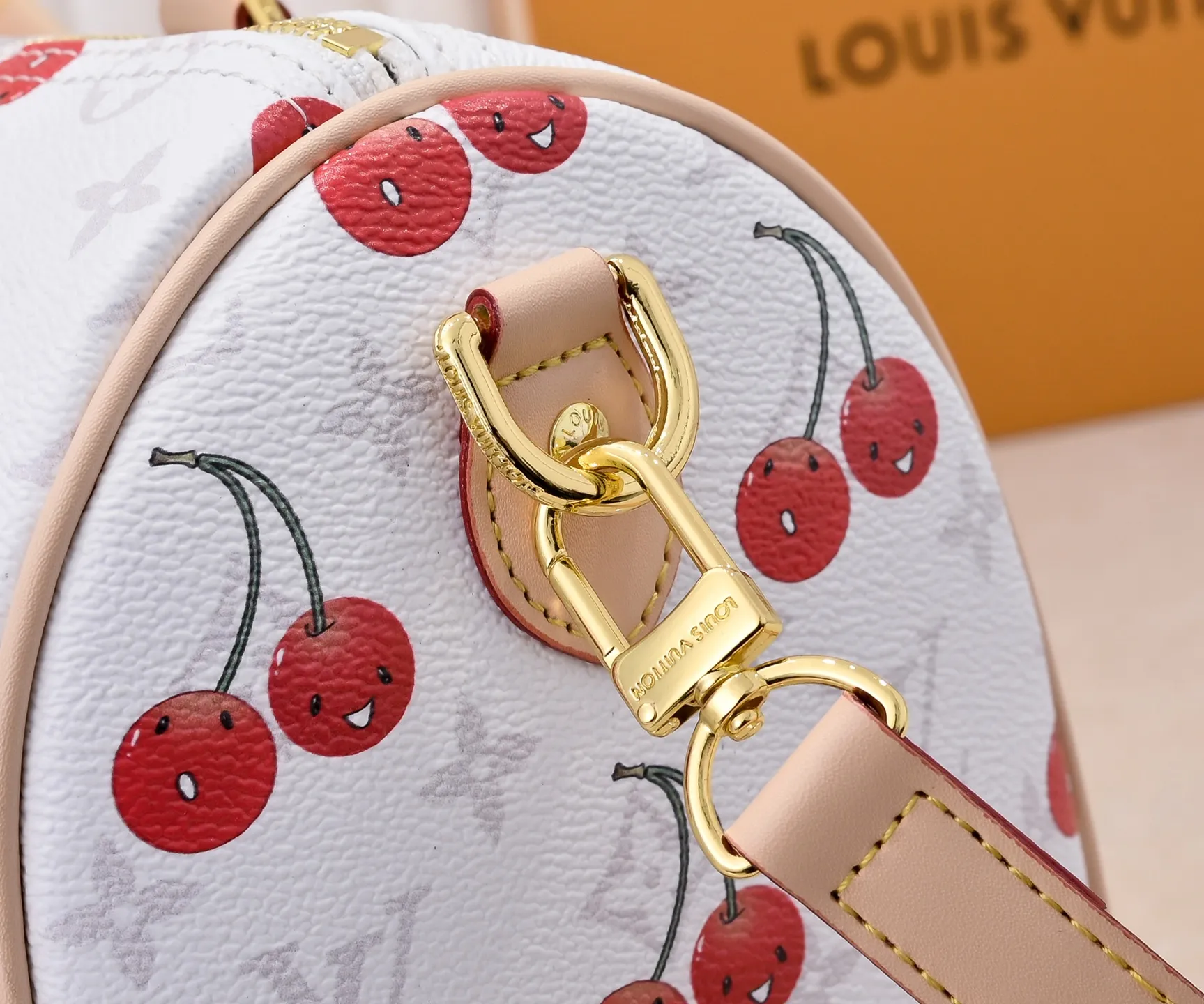Batch 360💰M17089 M40391 Louis Vuitton collaborated with Japanese M artist Takashi Murakami for the first time in 2003 and launched the classic "Color Monogram" series, which immediately caused a trend storm. The "Cherry Series" launched in 2005 is based on Murakami's design, integrating cherry elements into LV's classic Monogram canvas, showing the perfect combination of art and fashion. Size: 30x21x17
