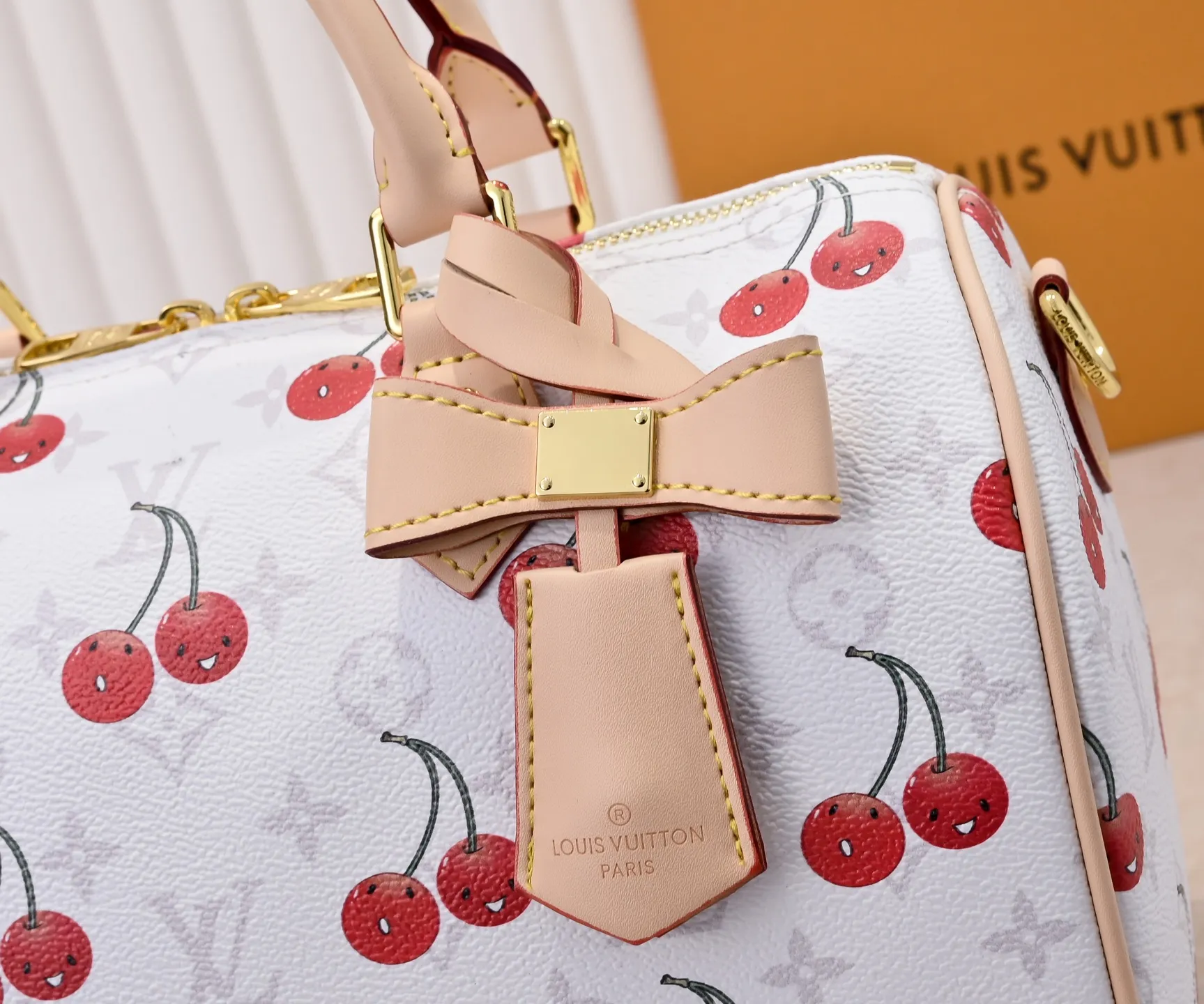 Batch 360💰M17089 M40391 Louis Vuitton collaborated with Japanese M artist Takashi Murakami for the first time in 2003 and launched the classic "Color Monogram" series, which immediately caused a trend storm. The "Cherry Series" launched in 2005 is based on Murakami's design, integrating cherry elements into LV's classic Monogram canvas, showing the perfect combination of art and fashion. Size: 30x21x17