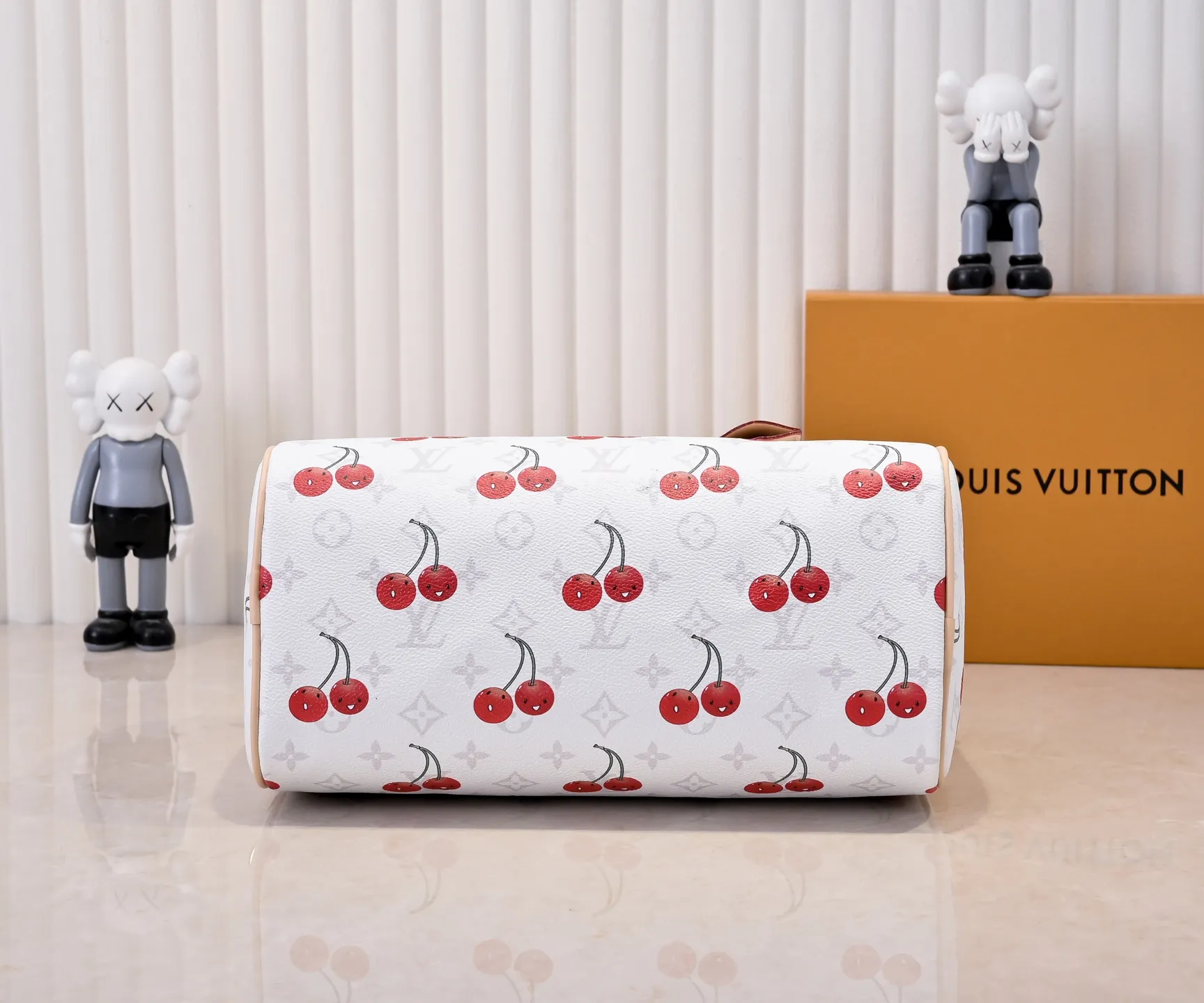 Batch 360💰M17089 M40391 Louis Vuitton collaborated with Japanese M artist Takashi Murakami for the first time in 2003 and launched the classic "Color Monogram" series, which immediately caused a trend storm. The "Cherry Series" launched in 2005 is based on Murakami's design, integrating cherry elements into LV's classic Monogram canvas, showing the perfect combination of art and fashion. Size: 30x21x17