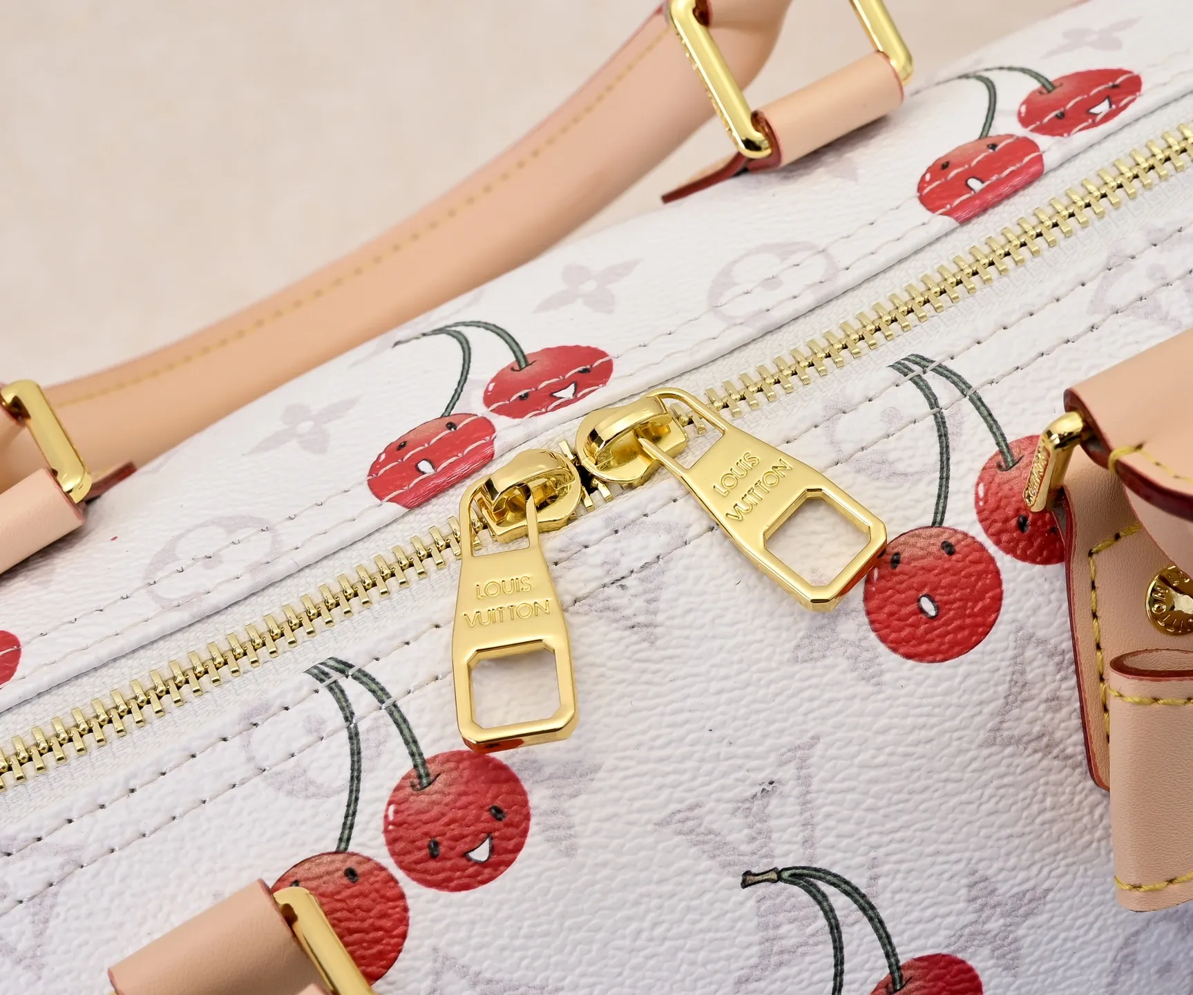 Batch 360💰M17089 M40391 Louis Vuitton collaborated with Japanese M artist Takashi Murakami for the first time in 2003 and launched the classic "Color Monogram" series, which immediately caused a trend storm. The "Cherry Series" launched in 2005 is based on Murakami's design, integrating cherry elements into LV's classic Monogram canvas, showing the perfect combination of art and fashion. Size: 30x21x17